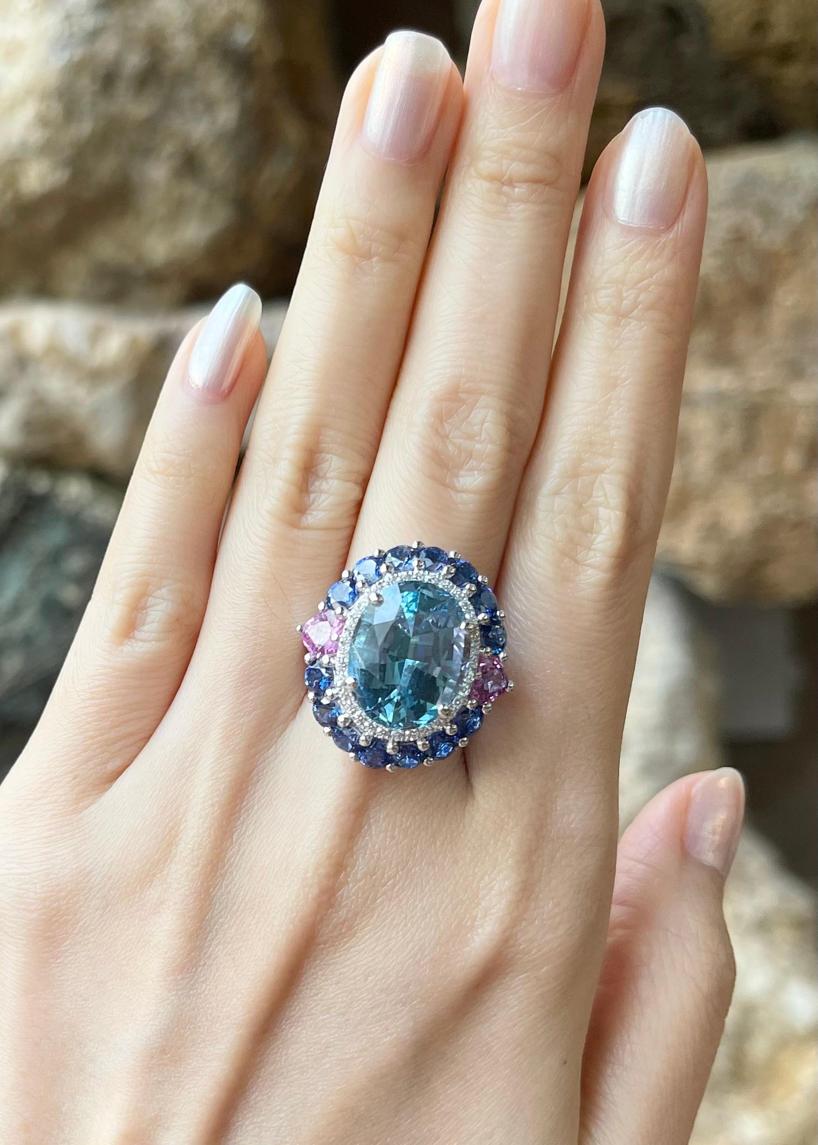 Aquamarin 9,33 Karat, blauer Saphir 4,11 Karat, rosa Saphir 1,41 Karat und Diamant 0,32 Karat Ring in 18K Weißgoldfassung

Breite:  2.4 cm 
Länge: 2.5 cm
Ringgröße: 54
Gesamtgewicht: 15,56 Gramm

