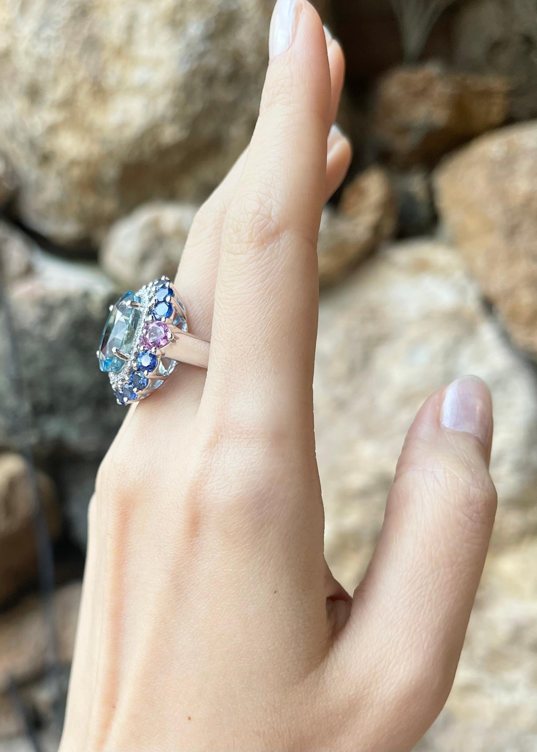 Ring aus 18 Karat Weißgold mit Aquamarin, blauem Saphir, rosa Saphir und Diamant (Zeitgenössisch) im Angebot