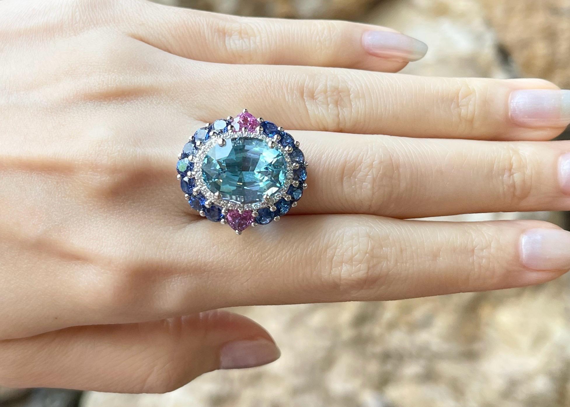 Ring aus 18 Karat Weißgold mit Aquamarin, blauem Saphir, rosa Saphir und Diamant (Ovalschliff) im Angebot