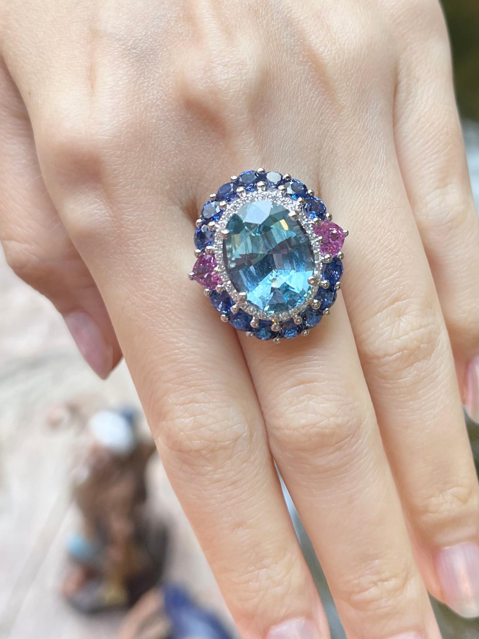 Ring aus 18 Karat Weißgold mit Aquamarin, blauem Saphir, rosa Saphir und Diamant im Zustand „Neu“ im Angebot in Bangkok, TH