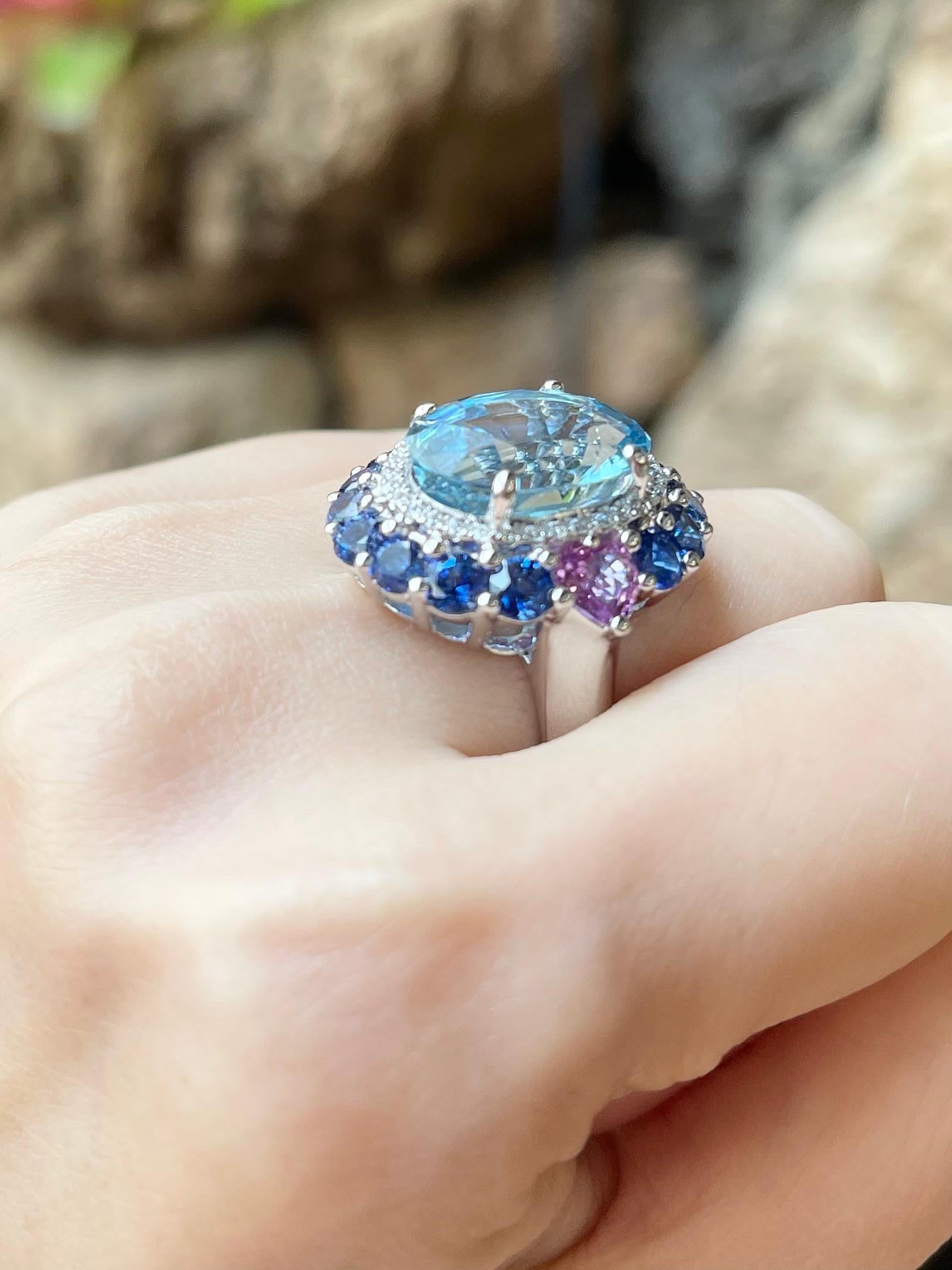 Ring aus 18 Karat Weißgold mit Aquamarin, blauem Saphir, rosa Saphir und Diamant Damen im Angebot