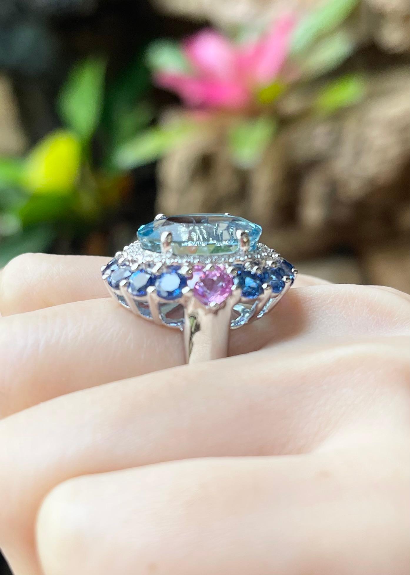 Ring aus 18 Karat Weißgold mit Aquamarin, blauem Saphir, rosa Saphir und Diamant im Angebot 1
