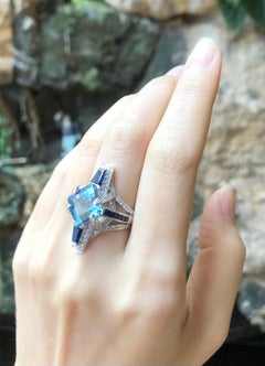 Anello con acquamarina, zaffiro blu e diamante incastonati in oro bianco 18 carati