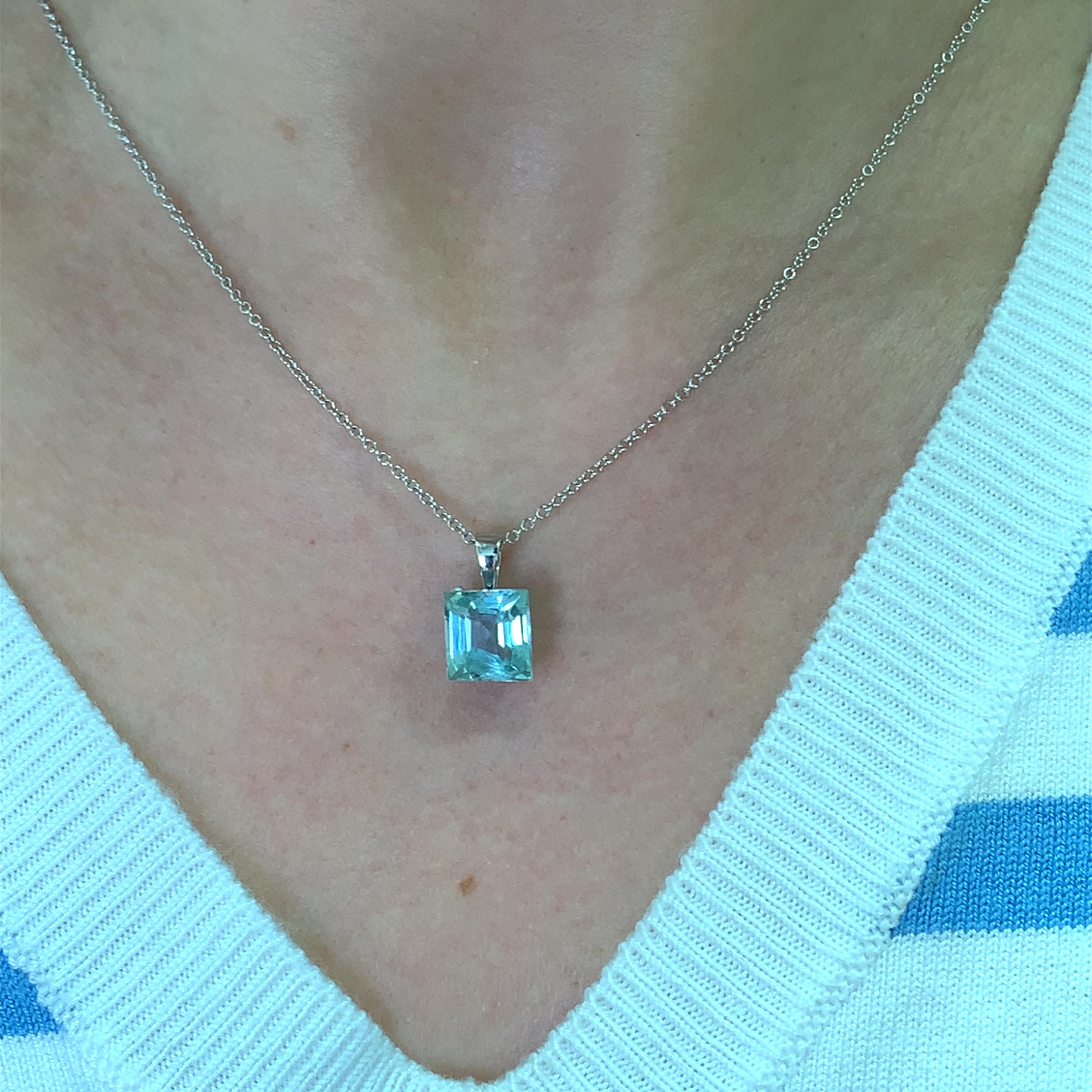 Questa splendida collana con ciondolo di acquamarina da 2,50ct e circa 10/9mm presenta una gemma quadrata dal taglio meraviglioso che cattura la luce a ogni movimento. Incastonato in una delicata montatura in oro bianco 18k  La catena da 16 pollici