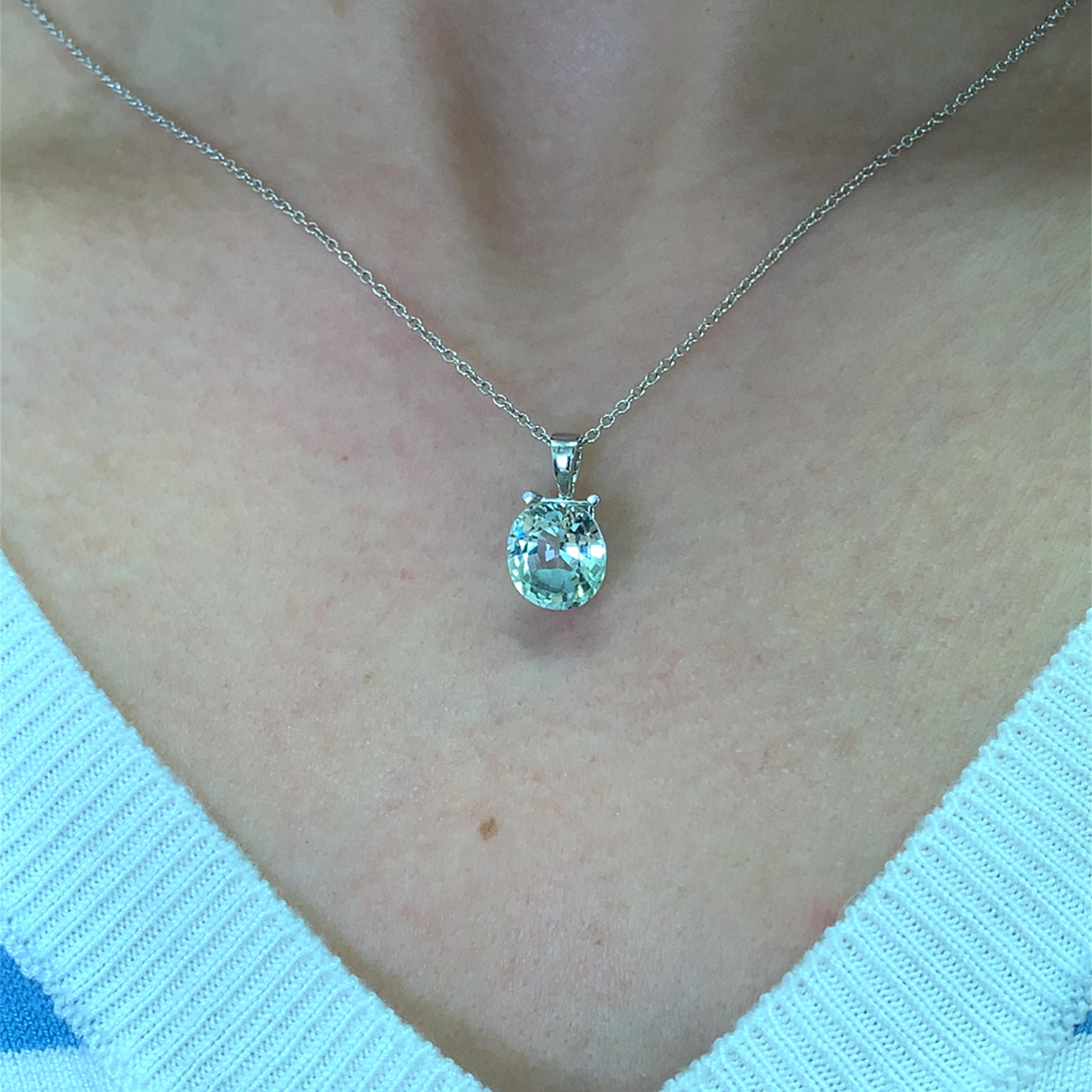 Questo splendido ciondolo con gemma di acquamarina blu da 3,50ct è l'accessorio perfetto per ogni occasione. Realizzata con precisione, la vibrante tonalità blu della pietra Acquamarina taglio ovale di 11/10 mm cattura la luce in modo meraviglioso,