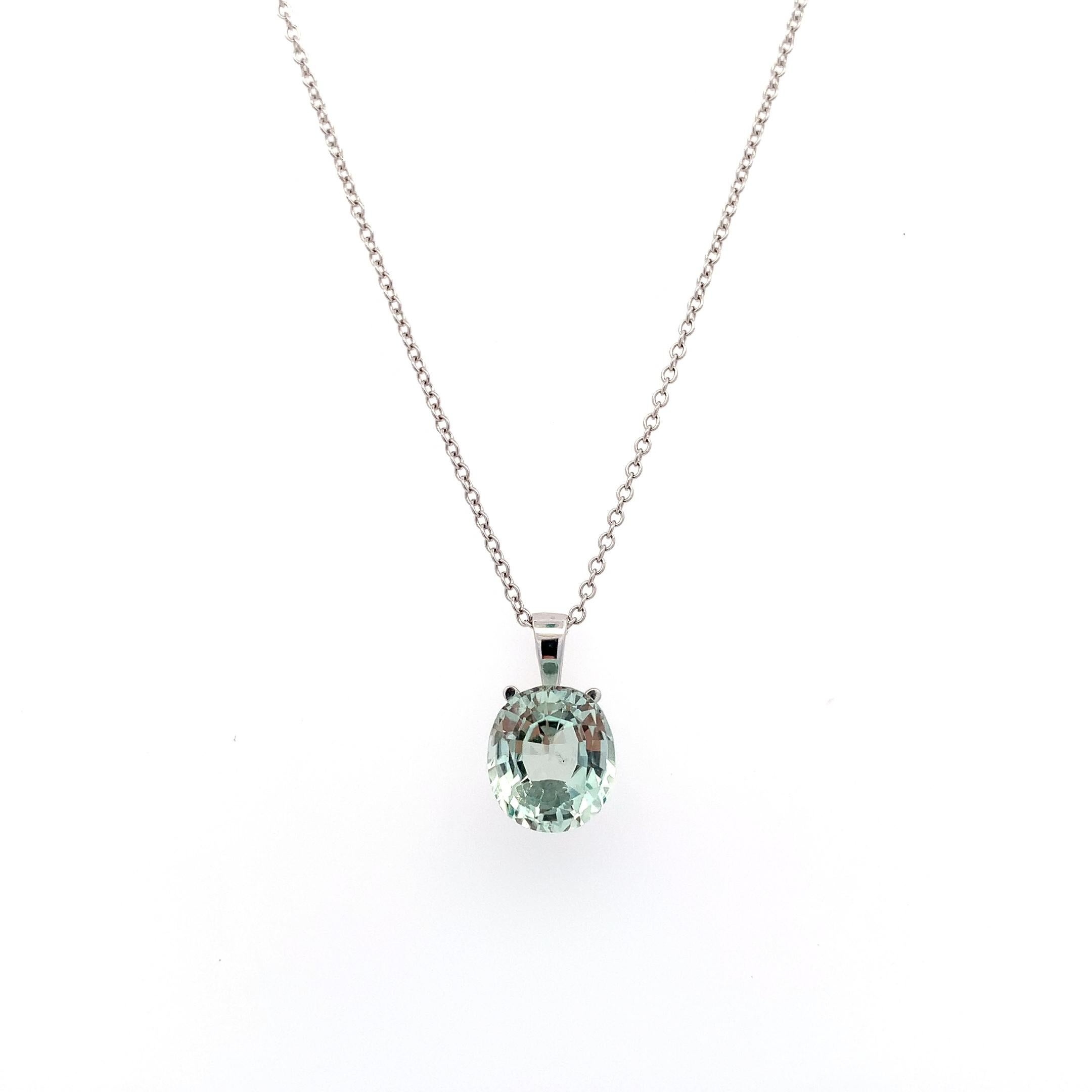 Taglio ovale Collana con ciondolo a forma di cielo blu con acquamarina in oro bianco 18 carati in vendita