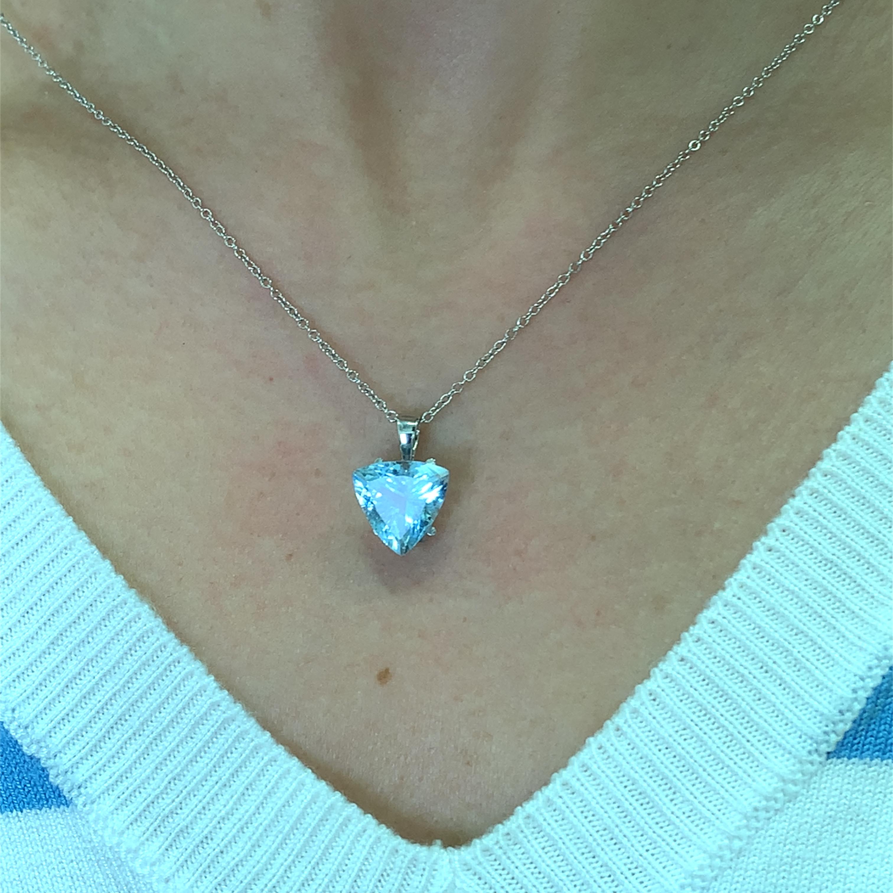 Questo splendido ciondolo con gemma blu a forma di triangolo di acquamarina da 3,55ct e 11mm cattura l'essenza dell'eleganza e della raffinatezza. Realizzata con precisione, la pietra dal taglio triangolare brilla meravigliosamente, rendendola un
