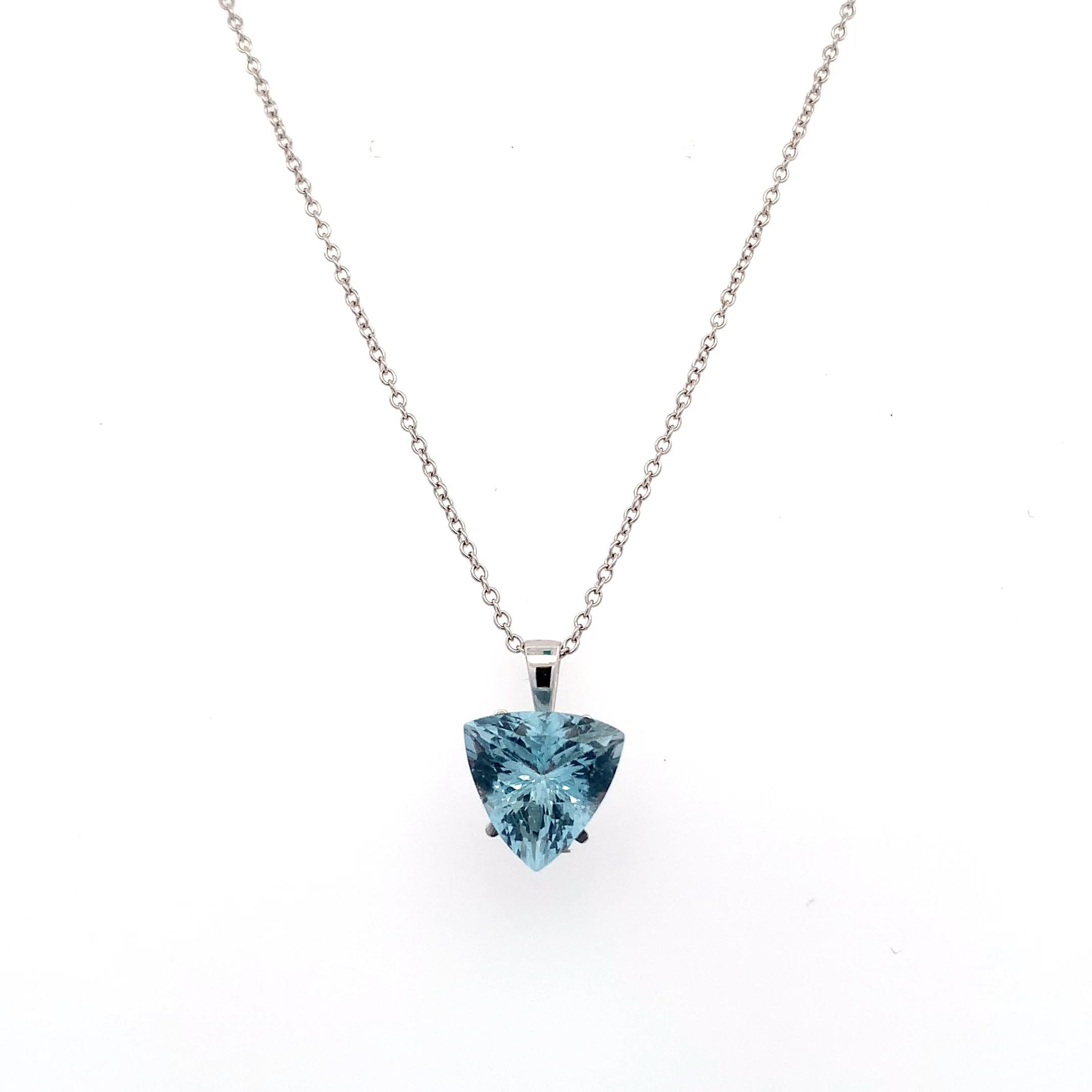 Taglio trillion Collana con ciondolo a forma di triangolo con acquamarina blu cielo in oro bianco 18 carati in vendita