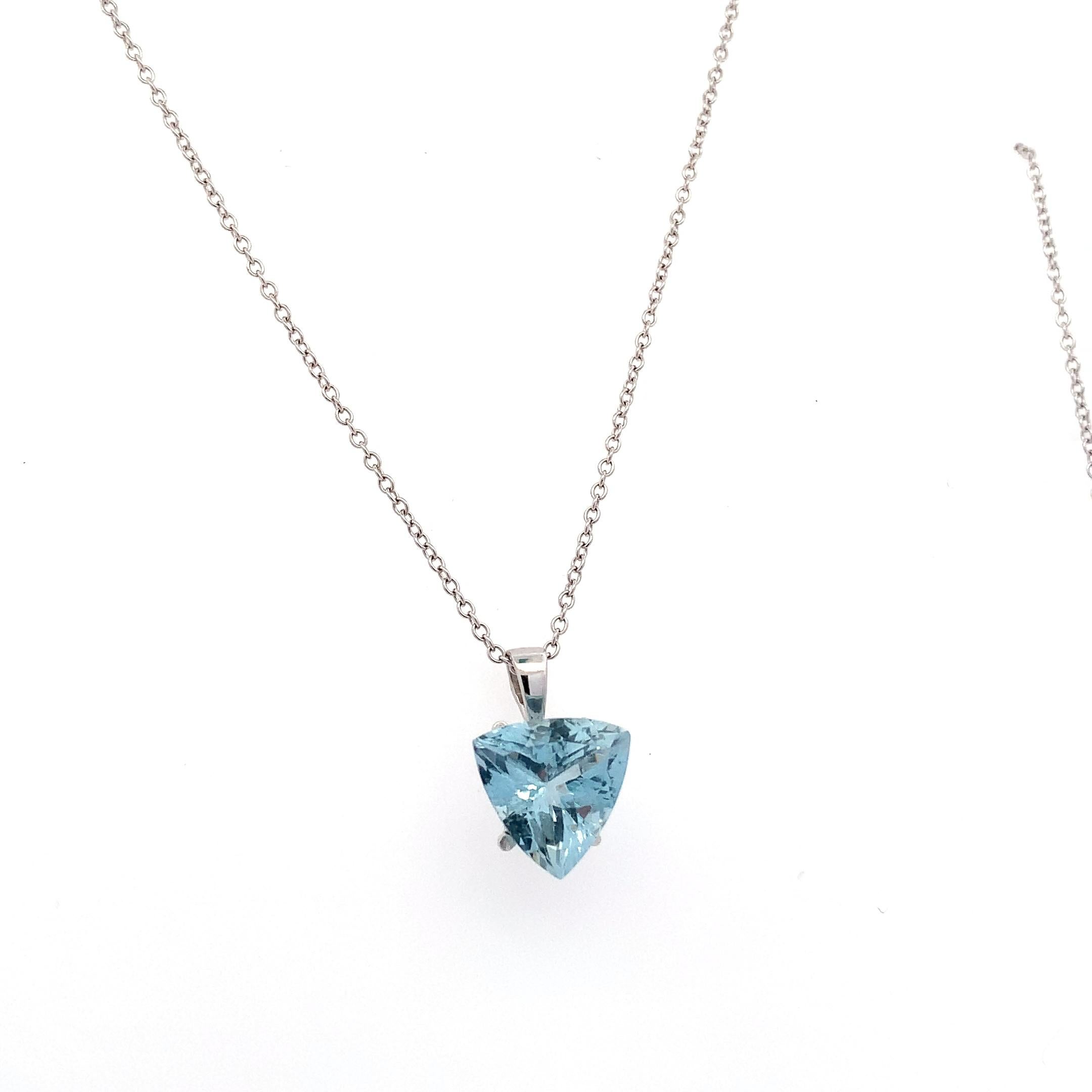 Collana con ciondolo a forma di triangolo con acquamarina blu cielo in oro bianco 18 carati In condizioni Nuovo in vendita a London, GB
