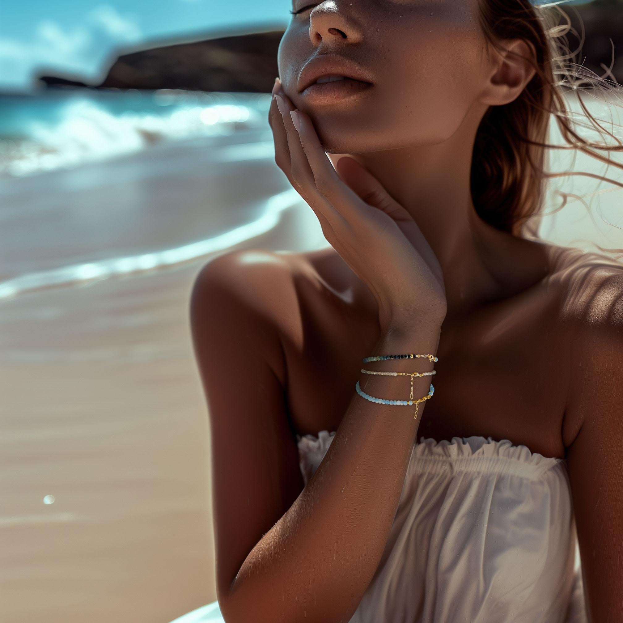 Sumérgete en una energía tranquila con esta pulsera de aguamarina y oro de 14 quilates de la Casa Bombyx, una compañera serena para el flujo y reflujo de la vida.

	-	6,5