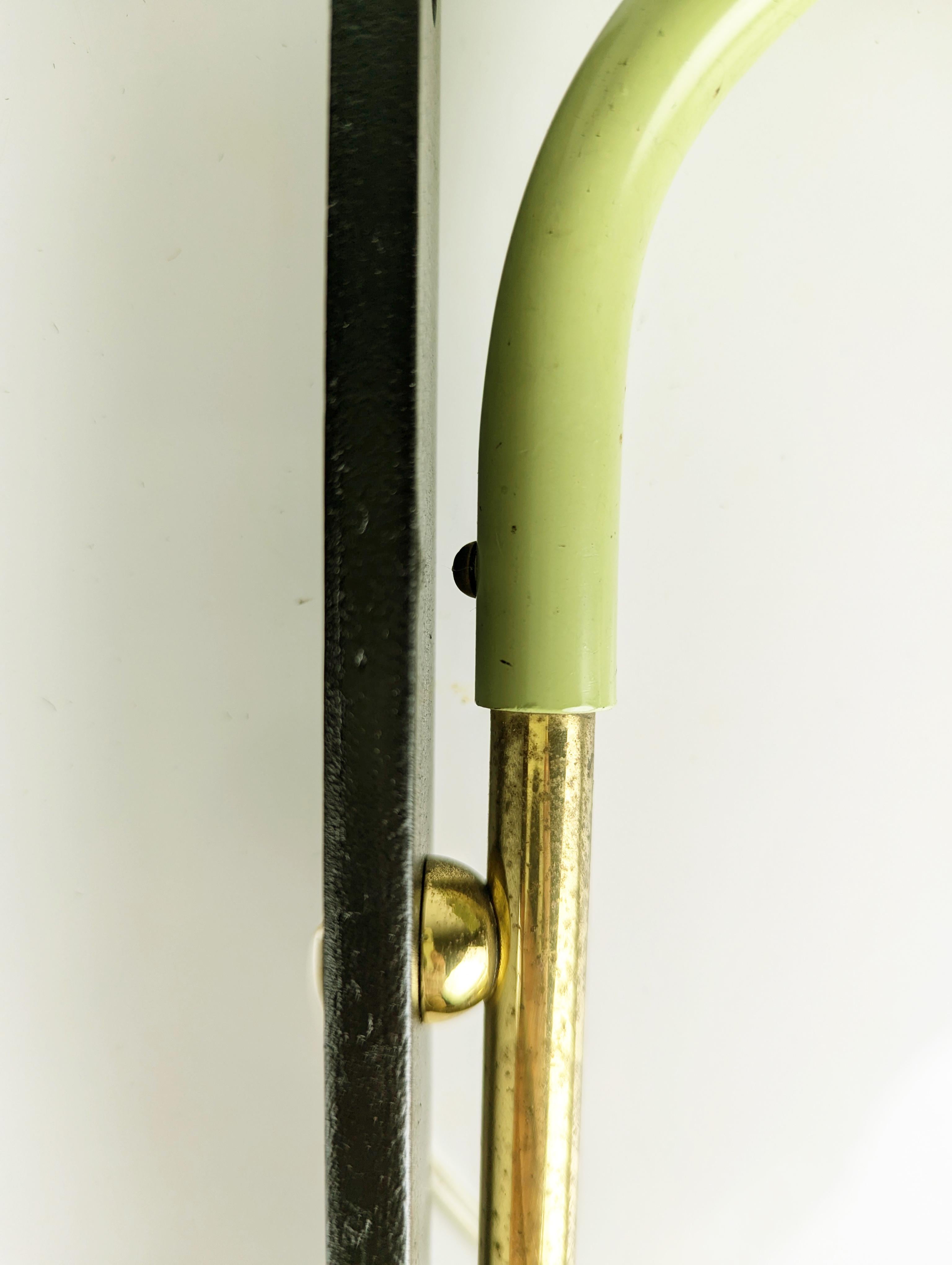 Diese schöne Leuchte wurde in den späten 1950er Jahren in Italien im Stilux entworfen. Sie ist aus schwarzem und aquamarinfarbenem Metall mit Messingdetails gefertigt. Die Leuchte ist verstellbar: Sowohl der Lampenschirm als auch der Hauptstiel sind