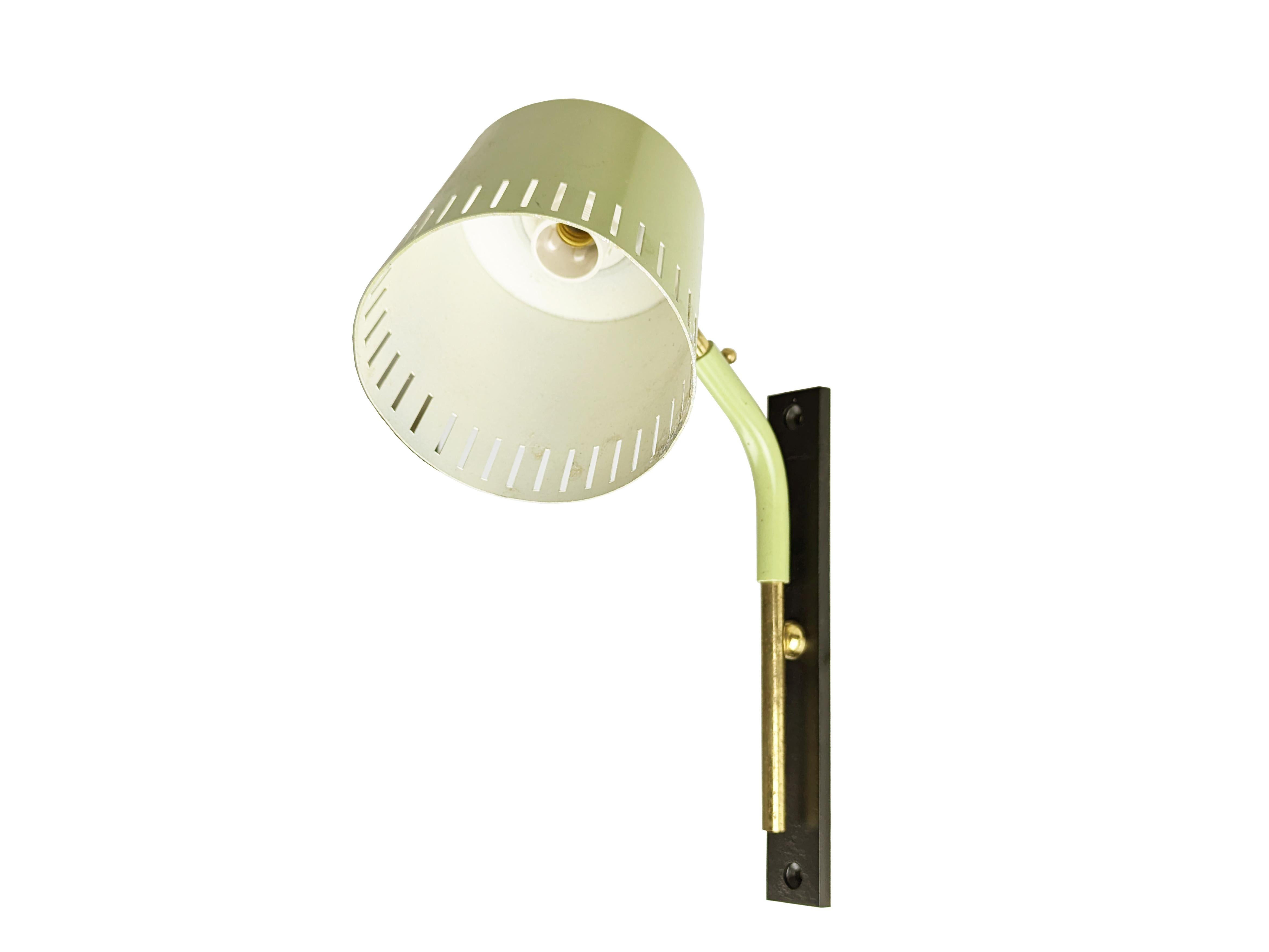 Verstellbare Wandleuchte aus Aquamarin und Messing aus der Mitte des Jahrhunderts, Stilux zugeschrieben (Moderne der Mitte des Jahrhunderts) im Angebot