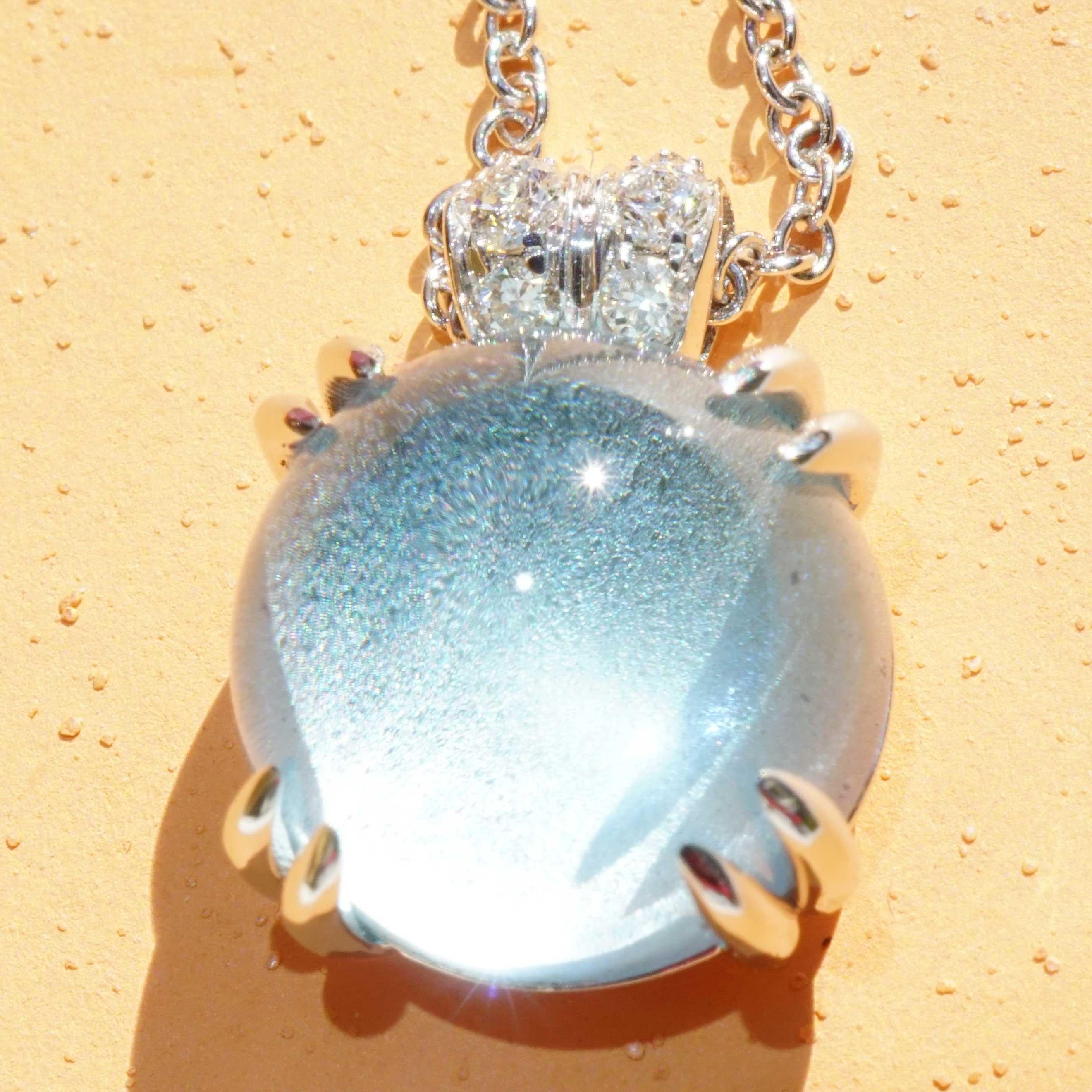 ...collier à bulles avec aigue-marine de 9 mm en belle qualité de couleur, le dessous de l'aigue-marine givrée donne un grand effet soyeux, monture moderne solide en forme de crabe avec de longs crabes doubles, pendentif à œillet serti de quatre