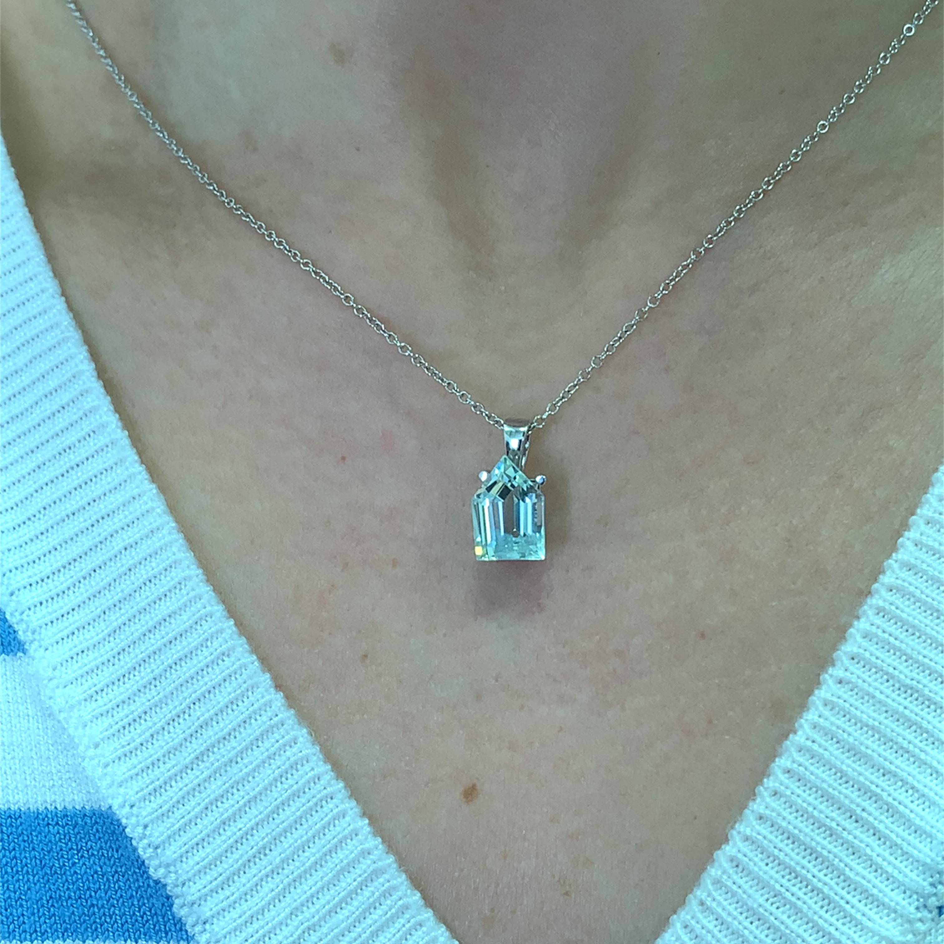 Questa splendida collana con ciondolo a forma di proiettile di acquamarina blu è caratterizzata da una gemma di 2,75 carati di circa 11/8 mm che cattura la luce a ogni movimento. La delicata catenina in oro bianco 18 carati completa perfettamente il