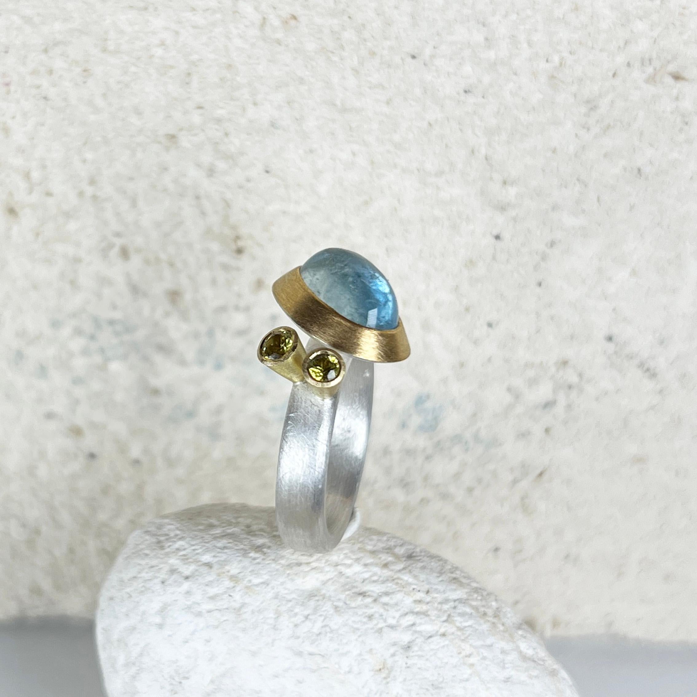 Aquamarine Cabochon and Yellow Sapphire Silver and 22ct Gold Ring In New Condition For Sale In London, GB