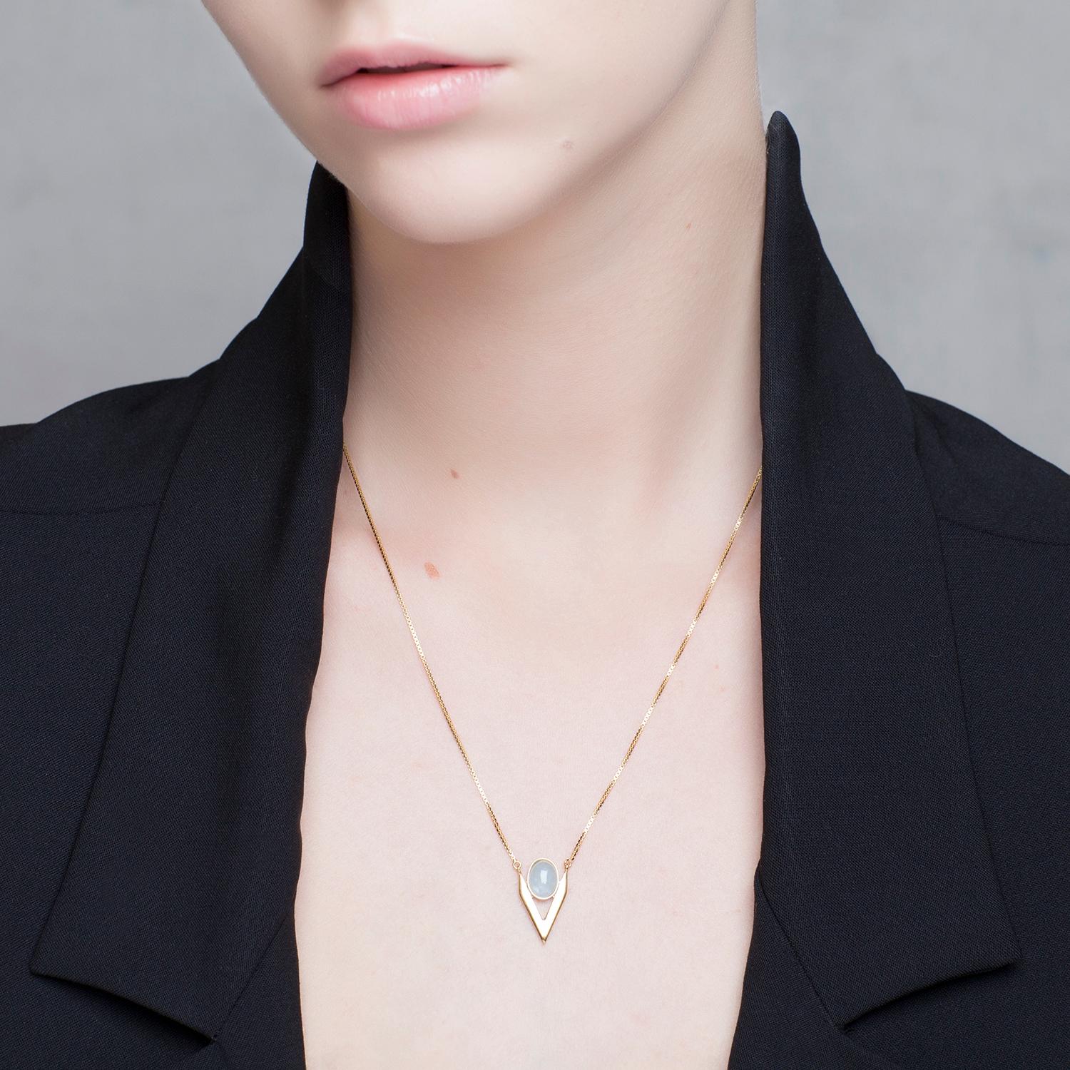 Crafted in Italy, Iosselliani jewellery pieces are intended to be the new classic with an edgy style. Designed with a 9 Karat yellow gold chain, the necklace features an aquamarine cabochon framed into a V shape. Bringing geometry to your look this