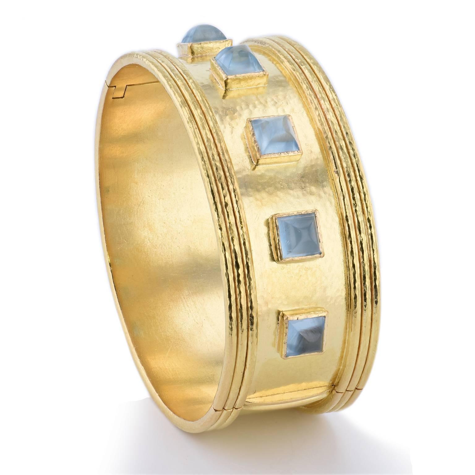 Elizabeth Locke Aquamarine Cabochon Yellow Gold Hinge Bracelet In Excellent Condition In Miami, FL