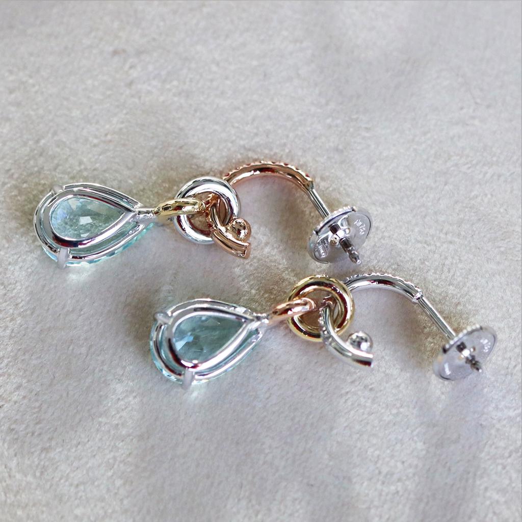 Hoop earrings with removable charms handmade in Belgium by jewelry artist Joke Quick, in solid 18K white, Yellow and Rose gold and handmade the traditional way ( no casting or printing involved ).
Both charms are set with a Pear shape Aquamarine