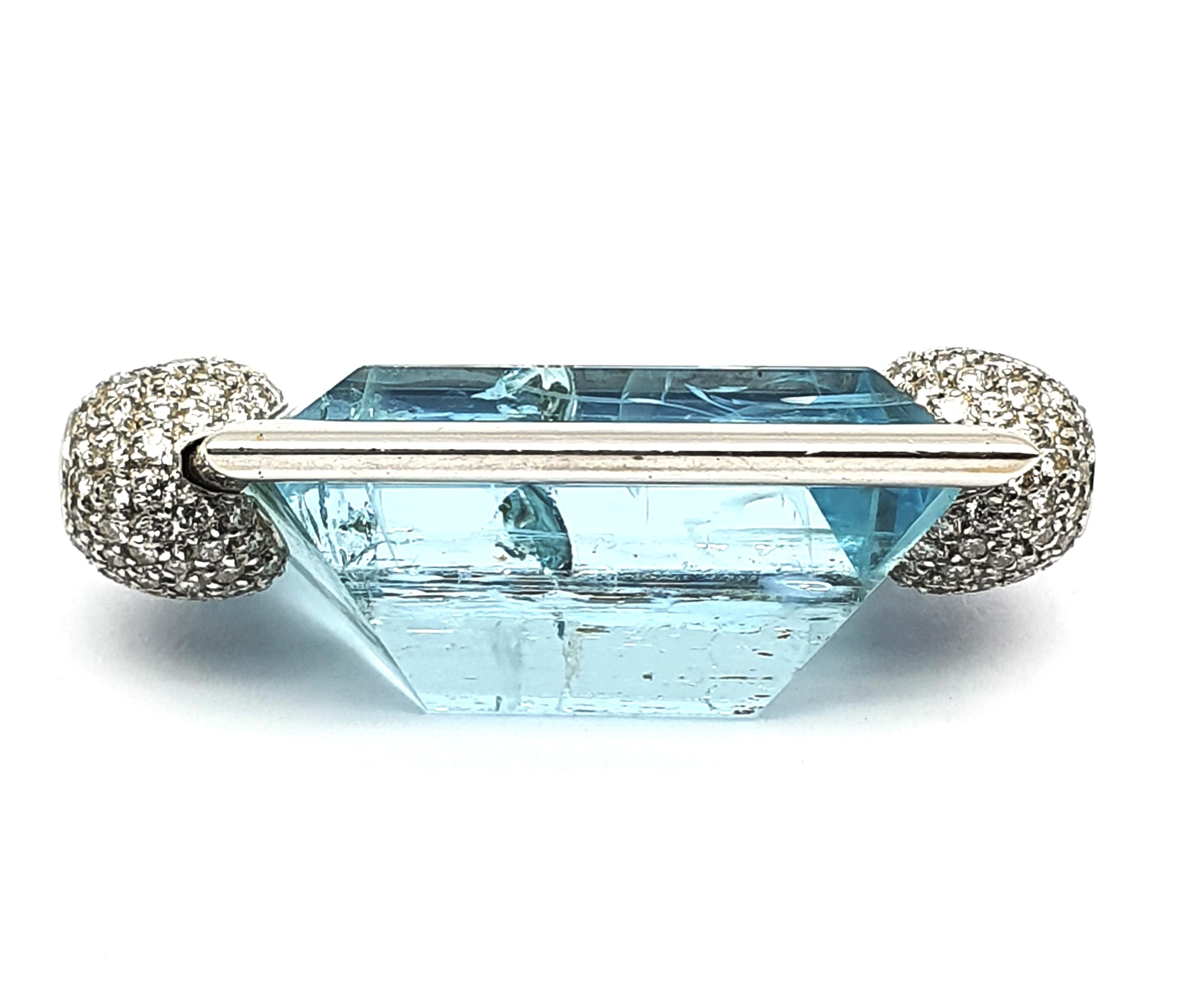 Aquamarine Clasp, 42.80 Carat in an 18K White Gold Frame & Pave Set Diamond Caps In New Condition For Sale In Den Haag, Zuid Holland