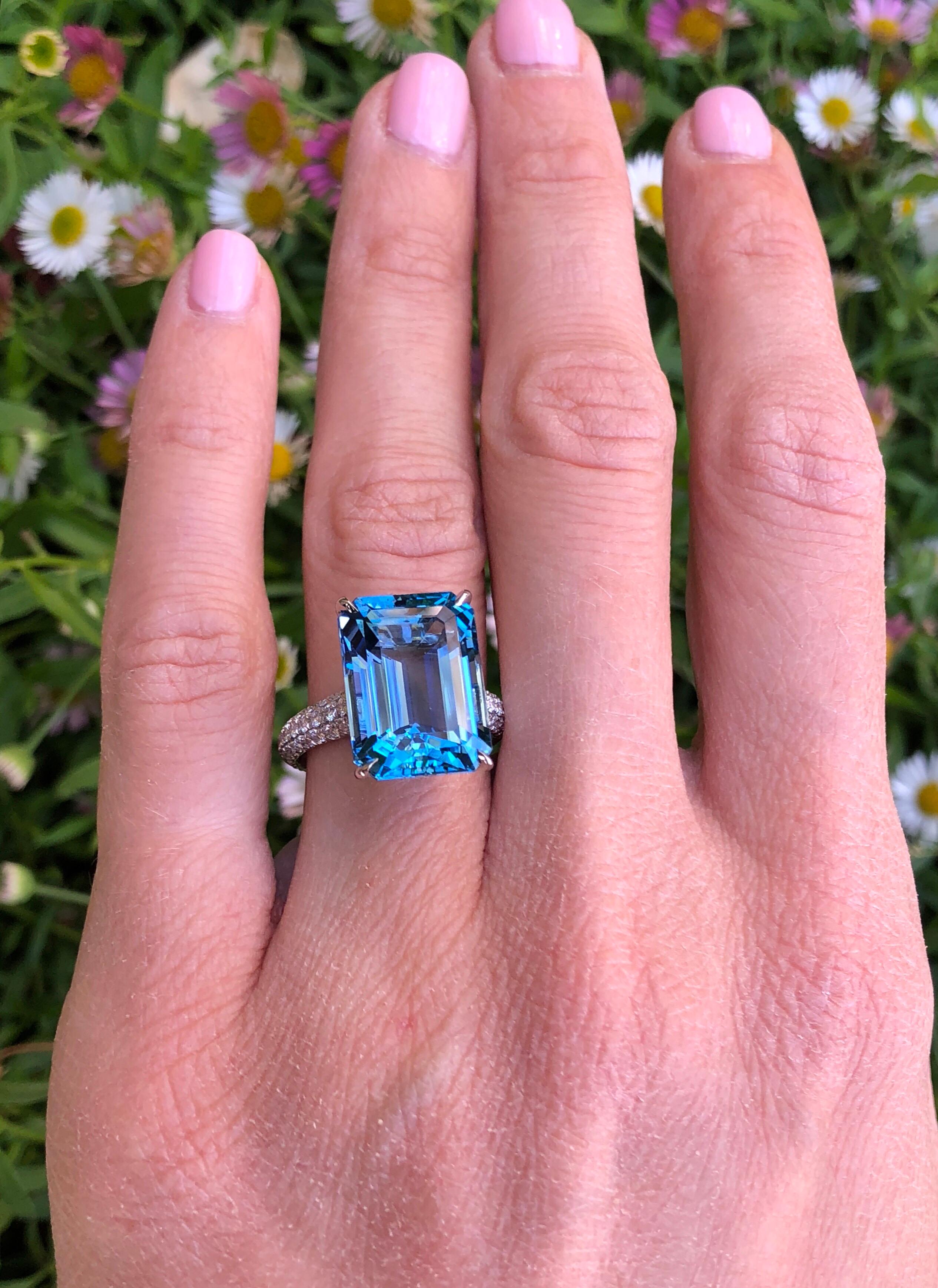 Aquamarine Ring Emerald Cut 9.59 Carats In New Condition In Beverly Hills, CA