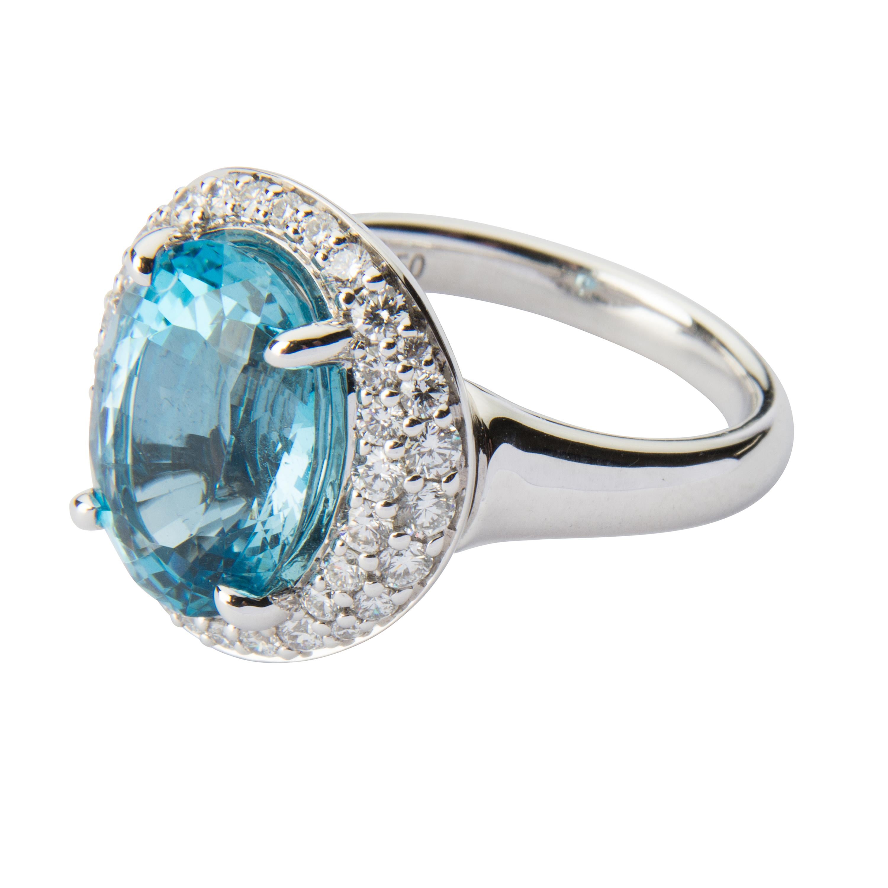 18 Karat White Gold Aquamarine Cocktail Ring In New Condition For Sale In Southbank, Victoria
