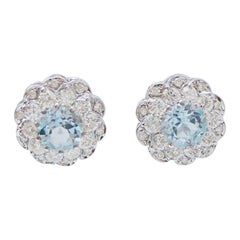 Boucles d'oreilles en topaze couleur aigue-marine, diamants et or blanc.