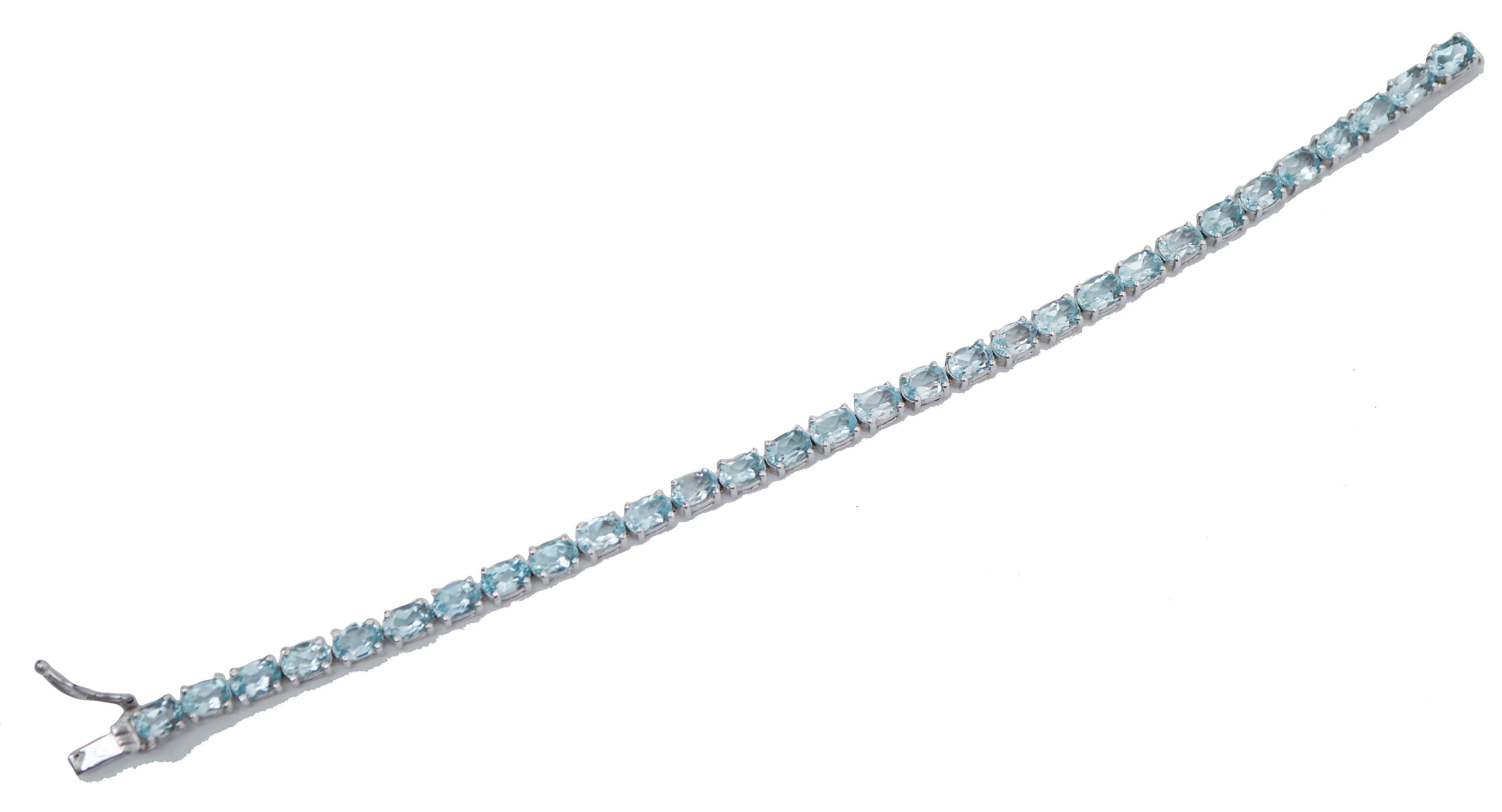 Superbe bracelet de tennis en structure d'or blanc 14 kt monté avec des topazes.
Ce bracelet a été entièrement fait à la main par des maîtres orfèvres italiens et il est en parfait état.
Topazes 18,47 ct
Poids total 12.70 gr
RF 
