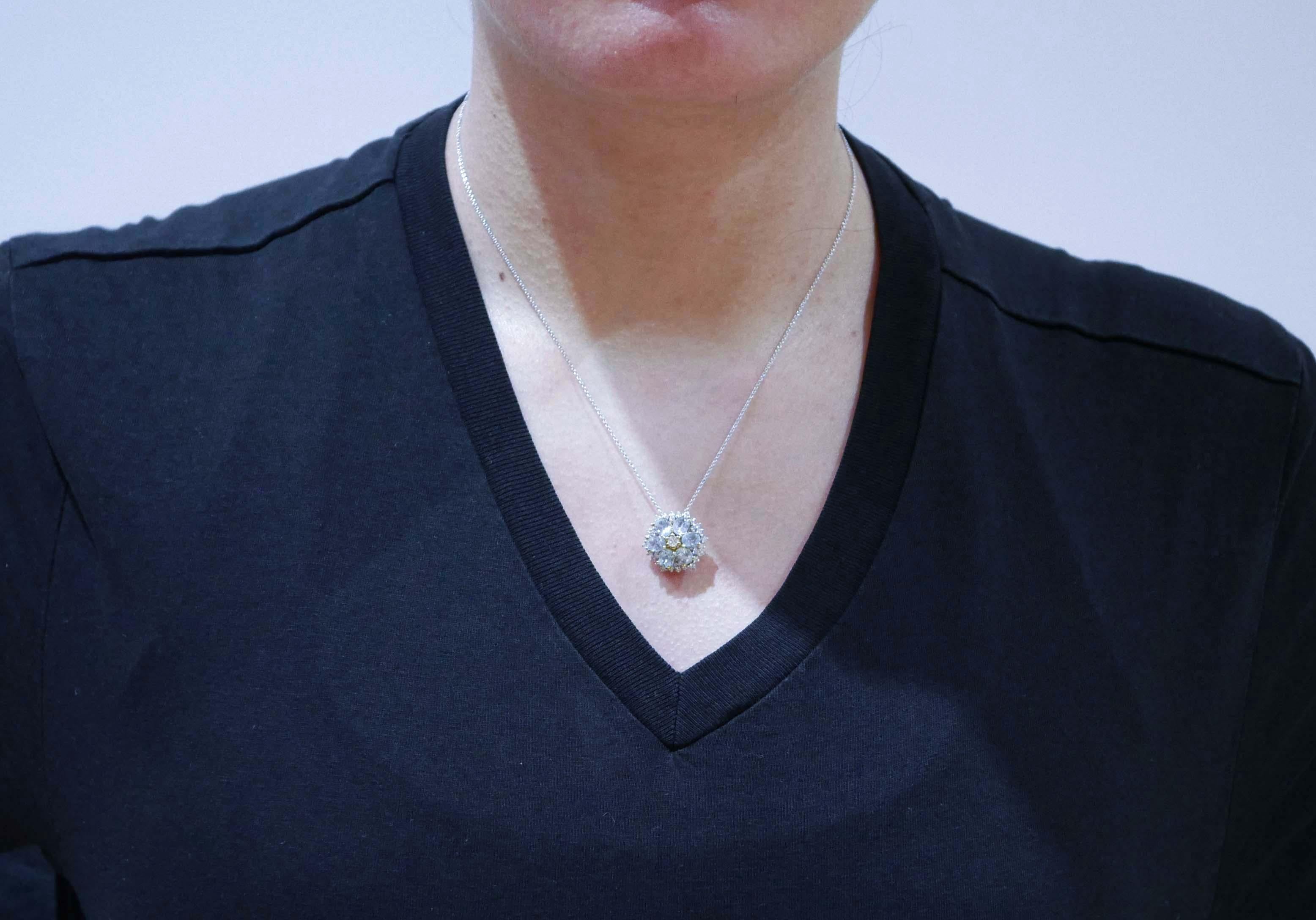 Topazi color acquamarina, diamanti, collana con ciondolo in oro bianco 18 carati. In condizioni Nuovo in vendita a Marcianise, Marcianise (CE)