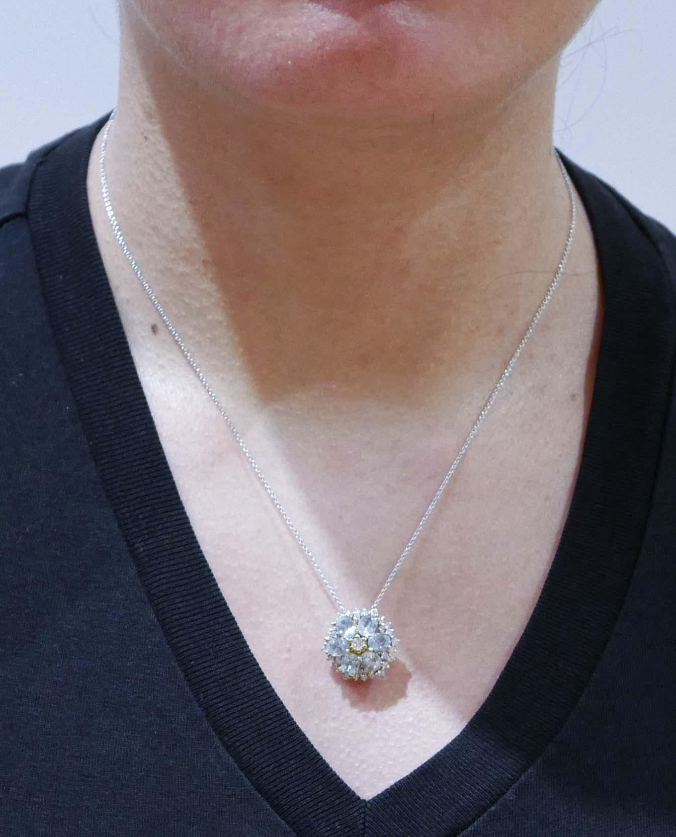 Donna Topazi color acquamarina, diamanti, collana con ciondolo in oro bianco 18 carati. in vendita