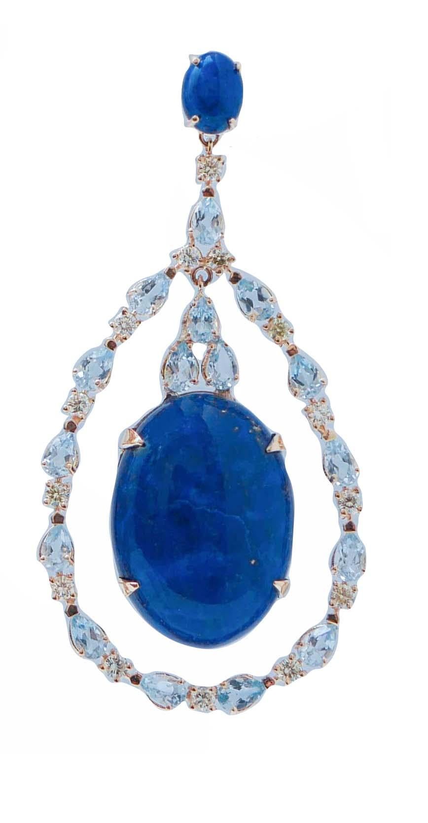 Superbes boucles d'oreilles en or rose 14 carats montées avec un lapis dans la partie supérieure. En dessous, un cadre de diamants et de topazes et, en son centre, un lapis.
Ces boucles d'oreilles ont été entièrement réalisées à la main par des