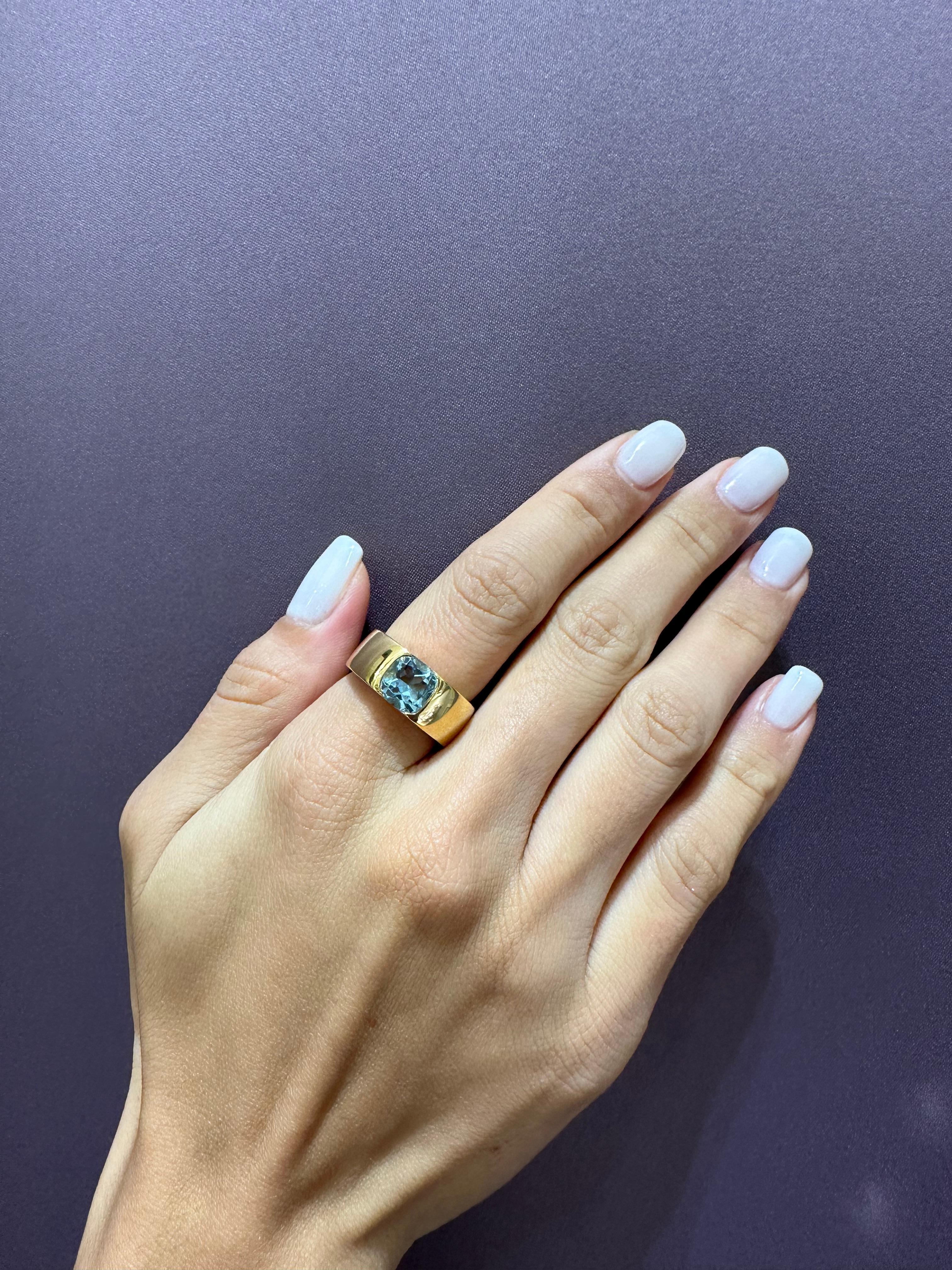 Rosior Contemporary Band Ring set in Yellow Gold with a Cushion Cut Aquamarine weighing 2,19 ct.
Weight in 19.2K gold: 14.8 g.
Handmade in Portugal.
Stamped by the portuguese assay office as 19.2K gold.
Stamped with Rosior hallmark.
Loyal to