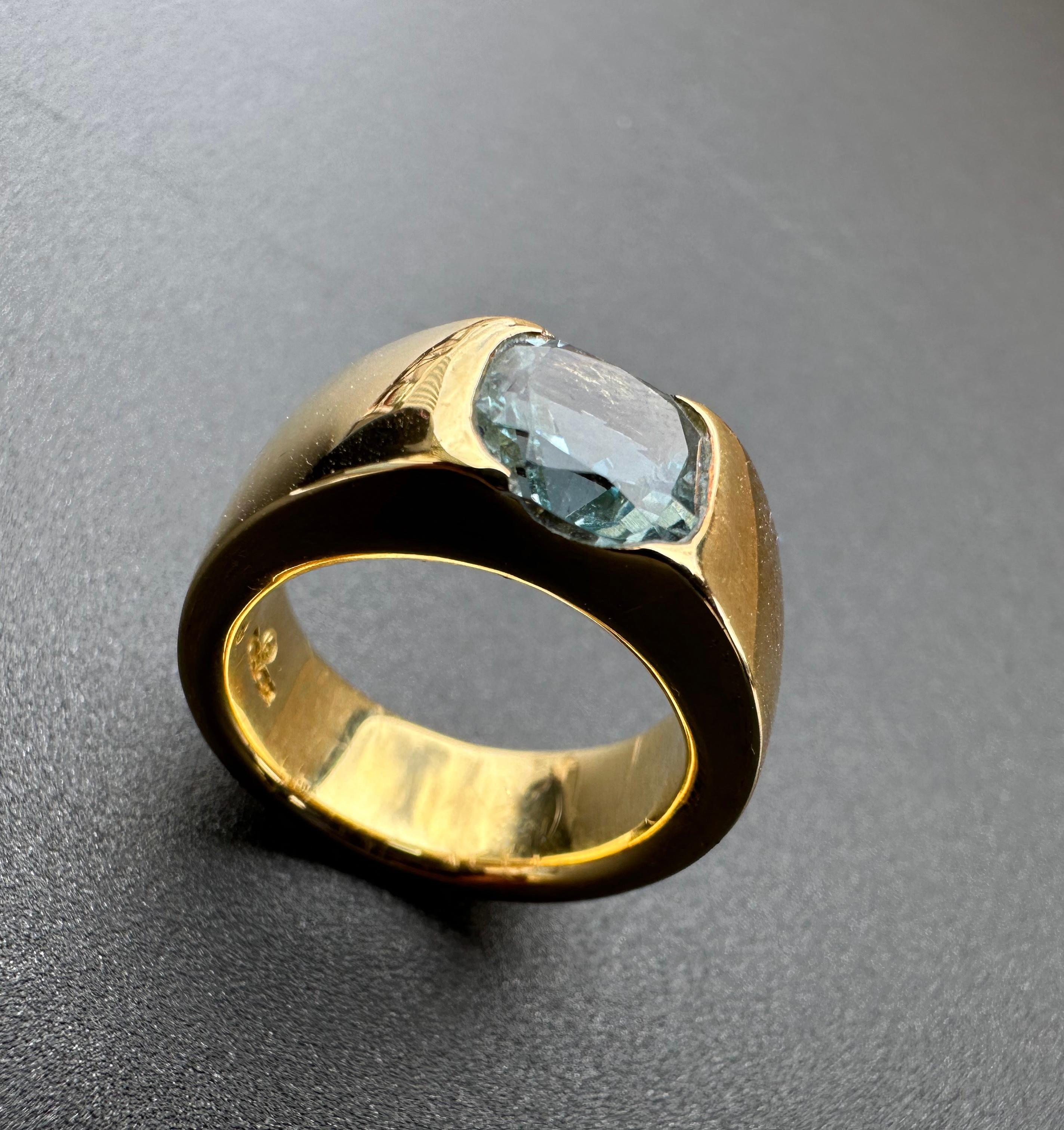 Aquamarine Contemporary Band Ring set in Yellow Gold 1