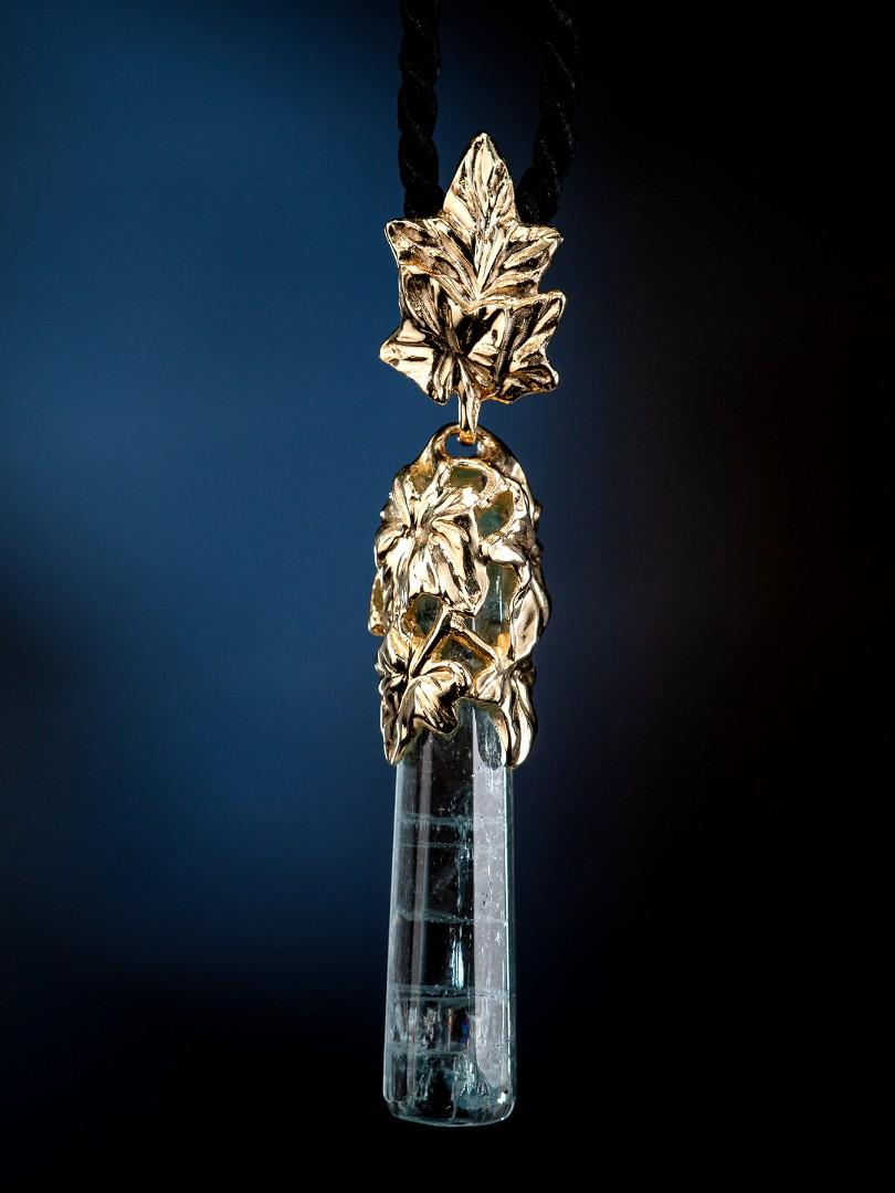 anhänger aus 18 Karat Gelbgold mit natürlichem Aquamarin-Kristall

aquamarin Abmessungen - 0.24 x 0.24 x 1.18 in / 6 х 6 х 30 mm

aquamarin Gewicht - 9,74 Karat

länge des Anhängers - 1,81 Zoll / 46 mm

gewicht des Anhängers - 5,63