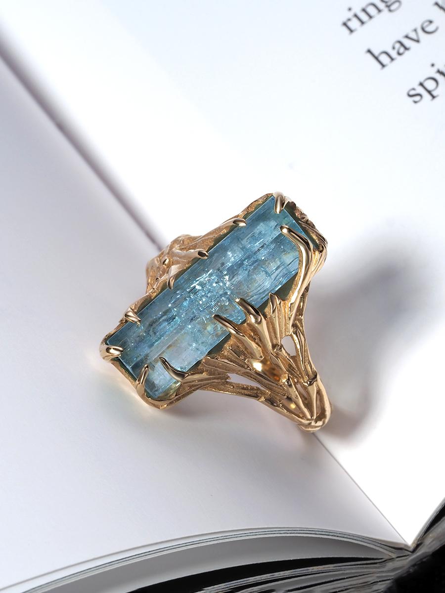 Aquamarine Crystal Gold Ring Blue Beryl Unisex modern engagement In New Condition For Sale In Berlin, DE