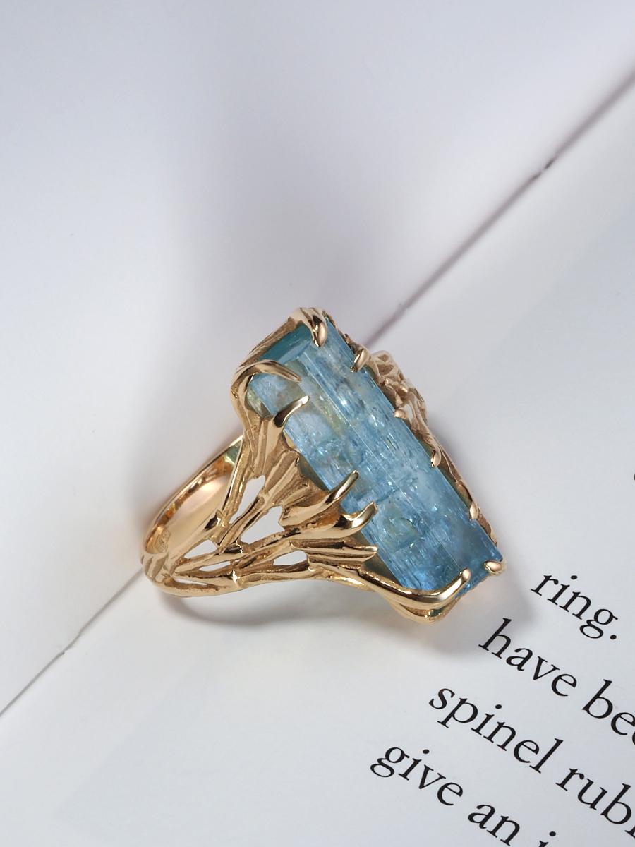 Aquamarine Crystal Gold Ring Blue Beryl Unisex modern engagement For Sale 1