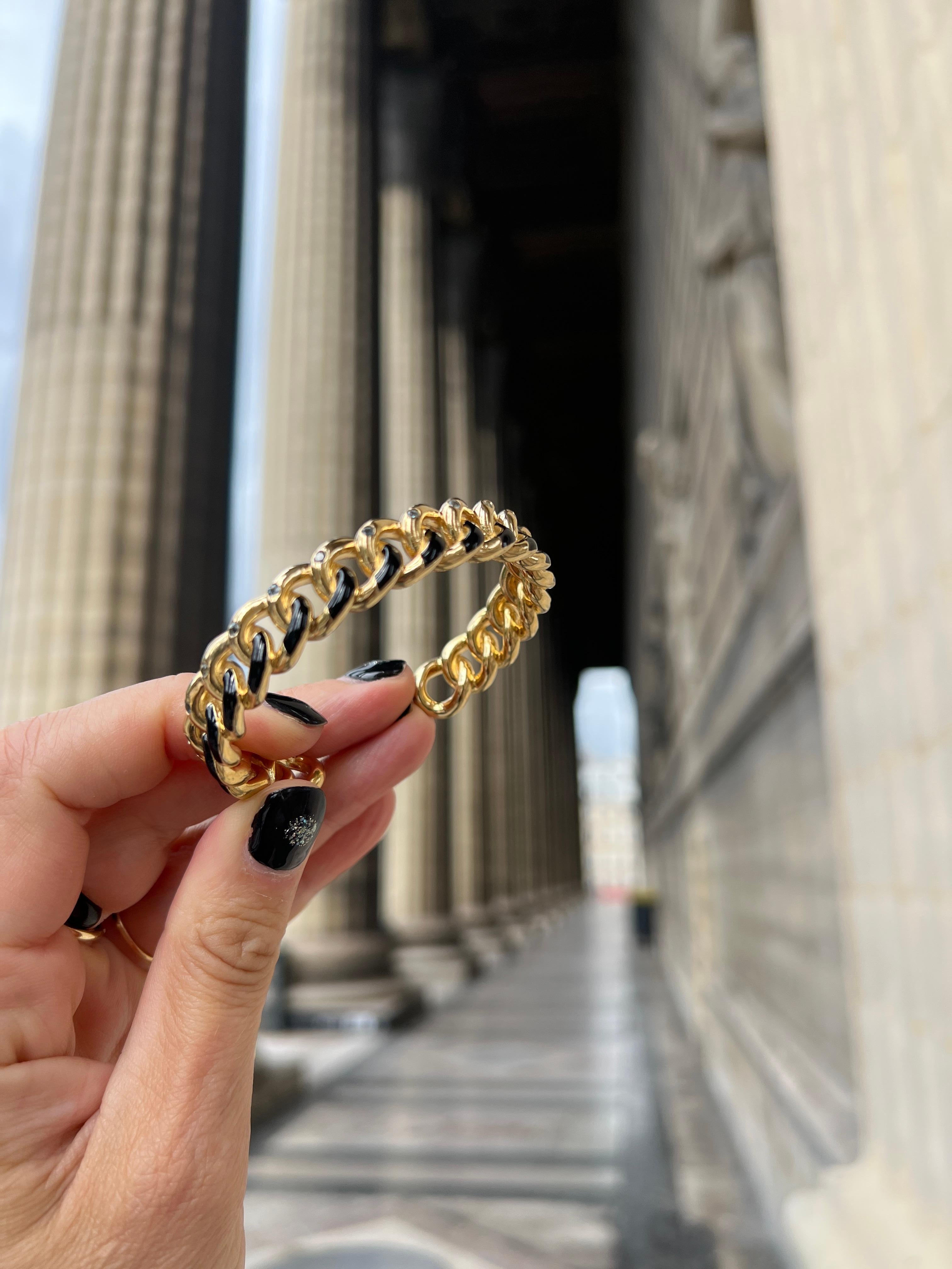 Bracciale a catena Acquamarina

Questo bracciale a catena di J DAUPHIN Cuff  in oro 14 k e smalto nero dipinto a mano, con acquamarine su ogni maglia. È molto raffinato e unico, si distingue come un pezzo unico.

L'acquamarina è una gemma blu