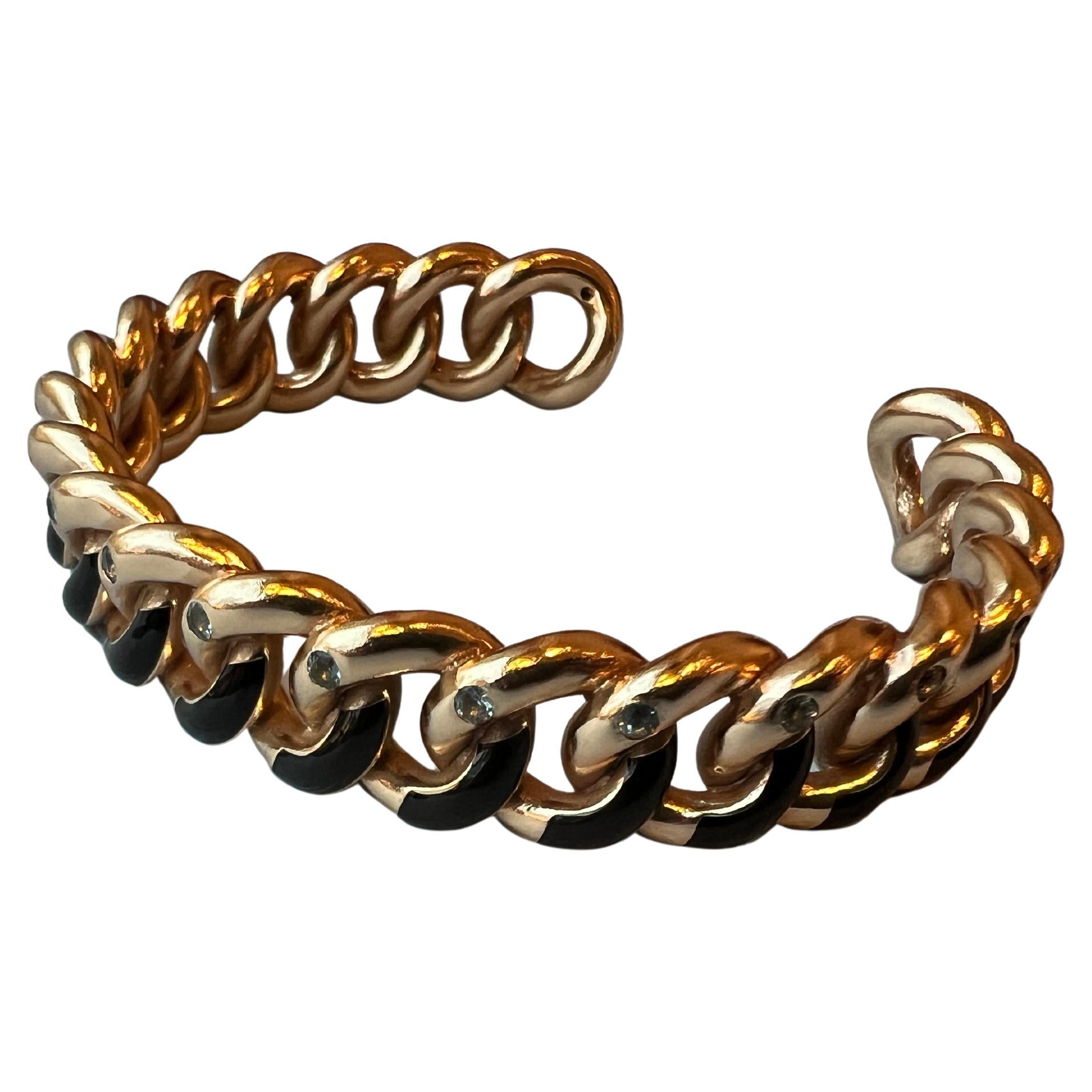 Bracciale con acquamarina in stile vittoriano con smalto nero

Questo bracciale a catena di J DAUPHIN Cuff  in oro 14 k e smalto nero dipinto a mano, con acquamarine su ogni maglia. È molto raffinato e unico, si distingue come un pezzo