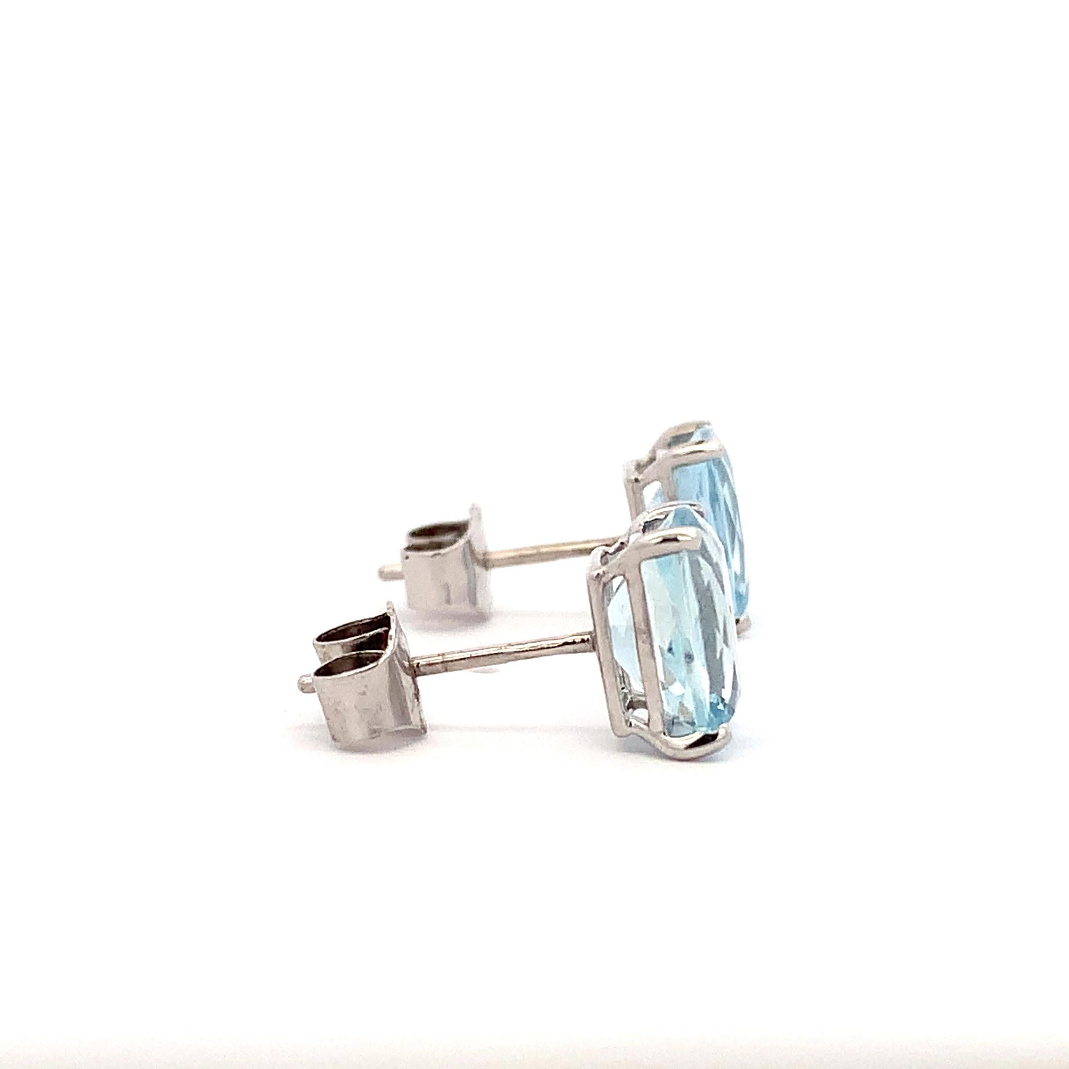 Clous d'oreilles art déco en or blanc 18 carats avec aigue-marine taille coussin en vente 2