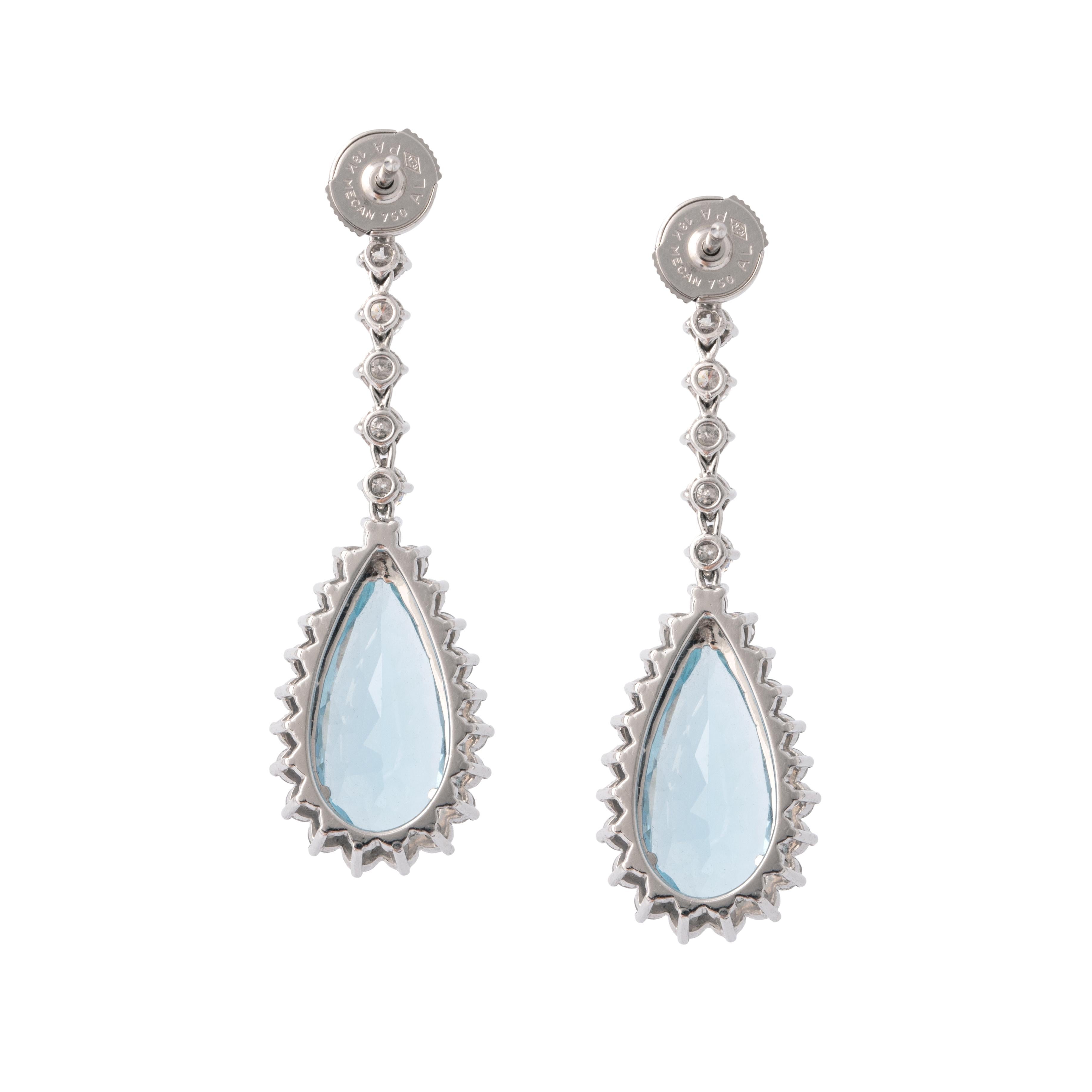 Illuminez votre look avec ces boucles d'oreilles enchanteresses en or blanc 18 carats, ornées d'aigue-marine et de diamants. Serties dans un or blanc 18 carats lustré, ces boucles d'oreilles affichent une élégance éblouissante. Ornés de 54 diamants