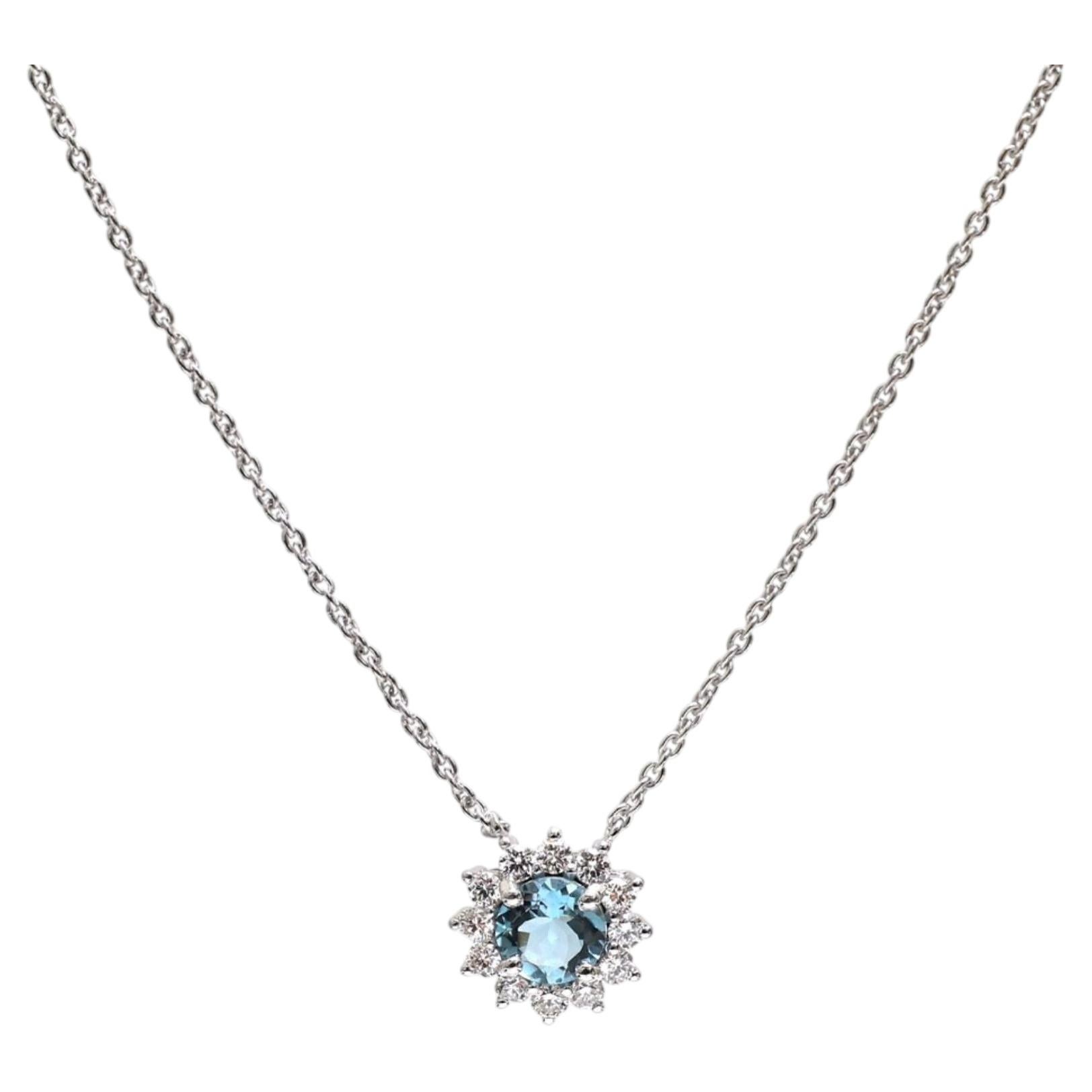 Collana con ciondolo floreale in oro bianco 18 carati con diamante acquamarina da 0,40 carati