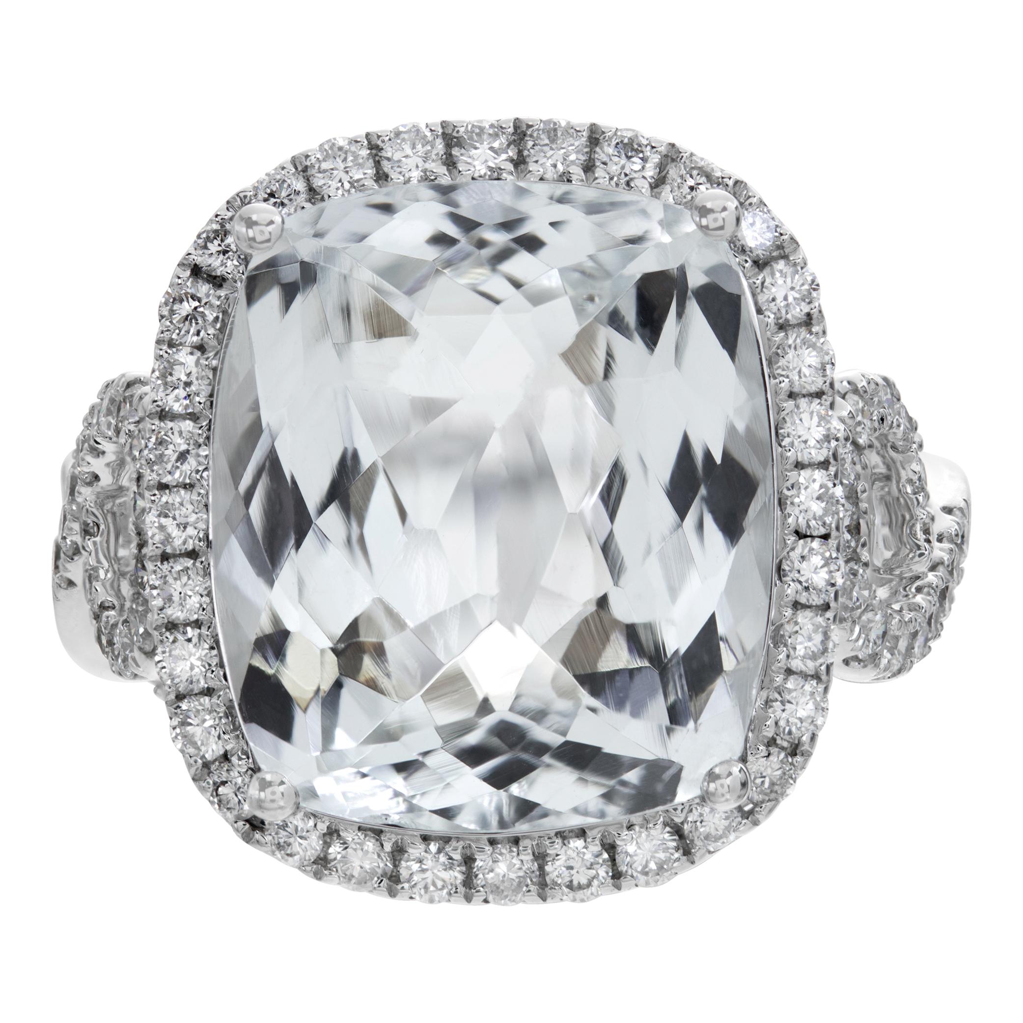 Anello con acquamarina taglio cuscino e diamanti, incastonato in oro bianco 18 carati. Acquamarina taglio cuscino per un totale di circa 6,82 carati, diamanti rotondi taglio brillante per un peso totale di circa 1,05 carati. La testa misura 15 mm x