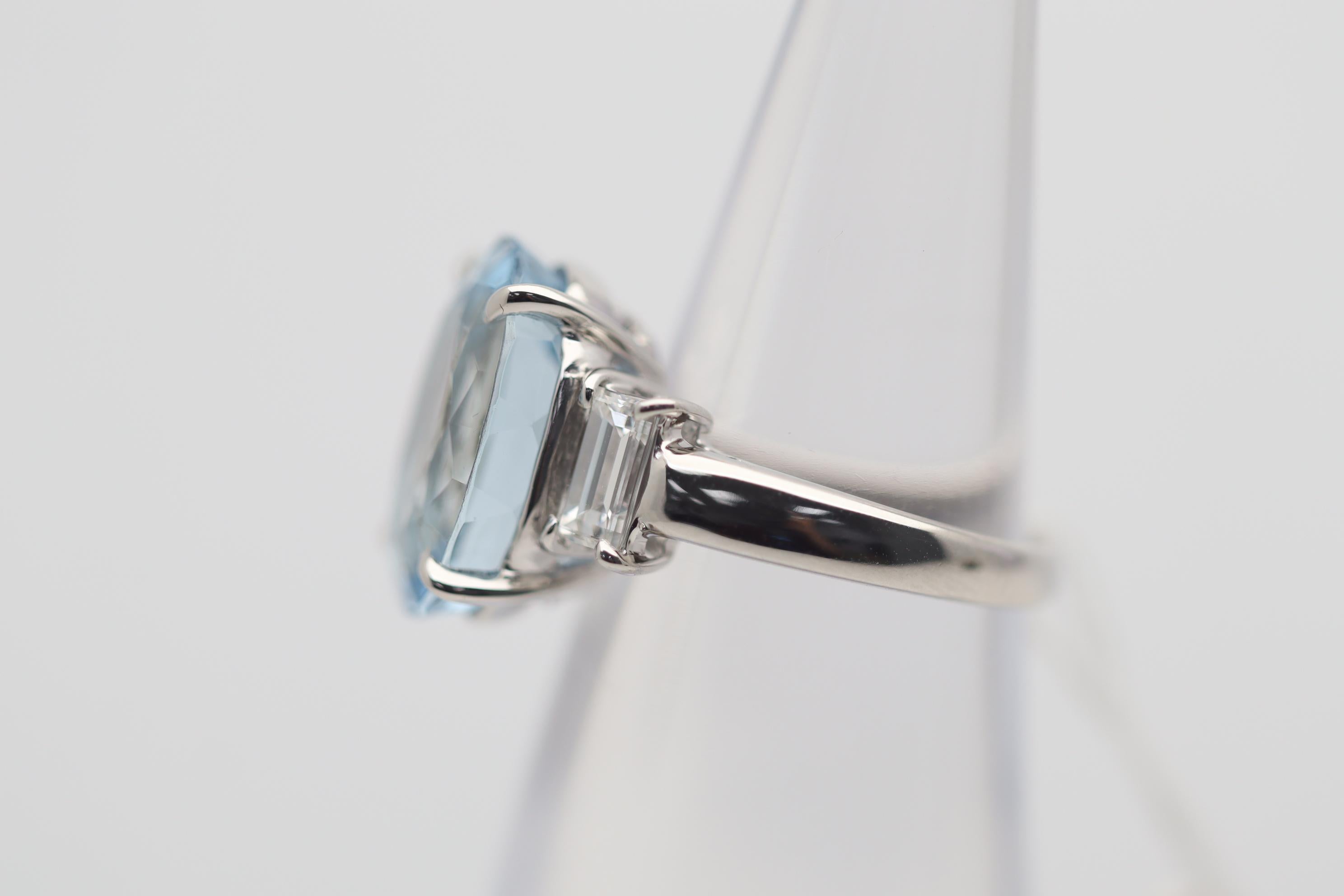 Aquamarine Diamond 3-Stone Platinum Ring In New Condition For Sale In Beverly Hills, CA