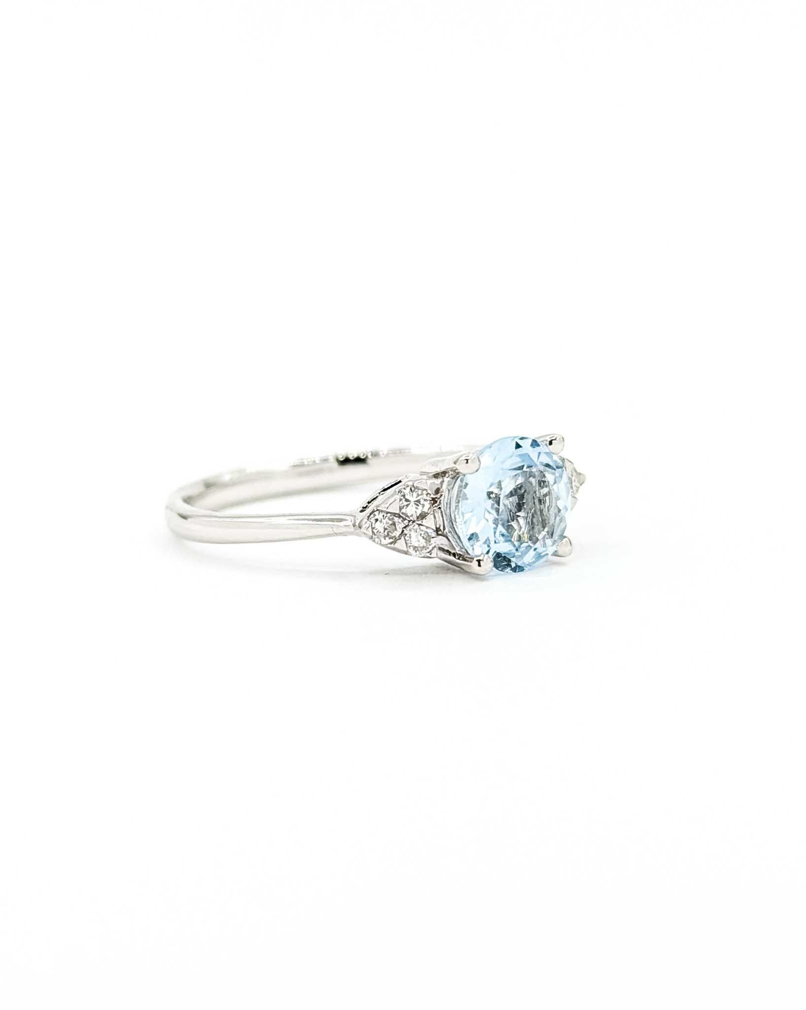 Anello con acquamarina e diamanti in oro bianco 14k

Questo anello è realizzato in oro bianco 14k e presenta un'acquamarina incastonata, con un design accentuato. L'acquamarina pesa 0,75ct. I diamanti rotondi ammontano a 0,10 carati, quasi incolori