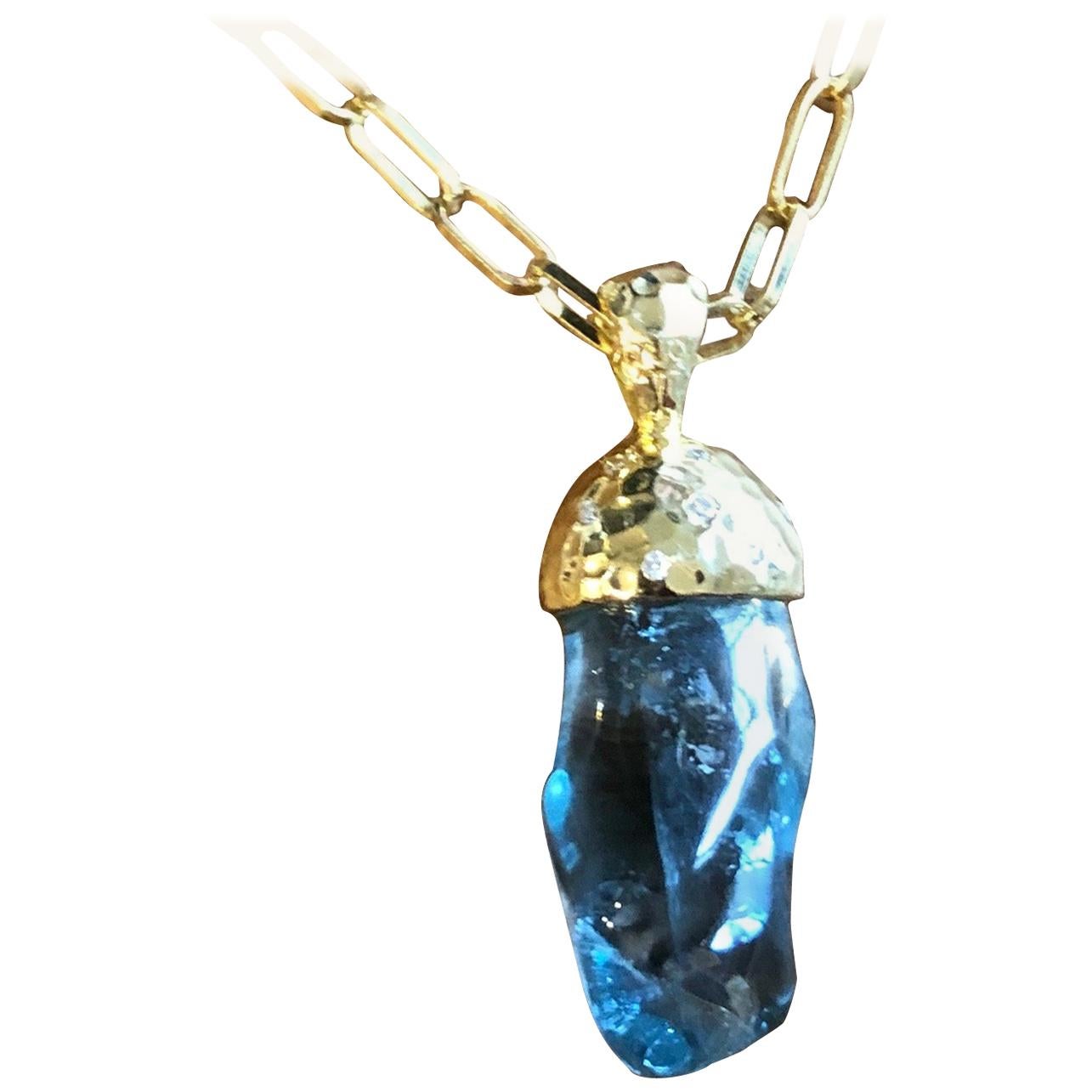 Soft and smooth with a magical luster. This pendant is features a hand fabricated 18 karat gold cap and bail. Last one available. 


18 karat recycled gold.
VS/F Canadian diamonds.
German cut baroque Brazilian aquamarine of 12 carats.

Thesis Gems