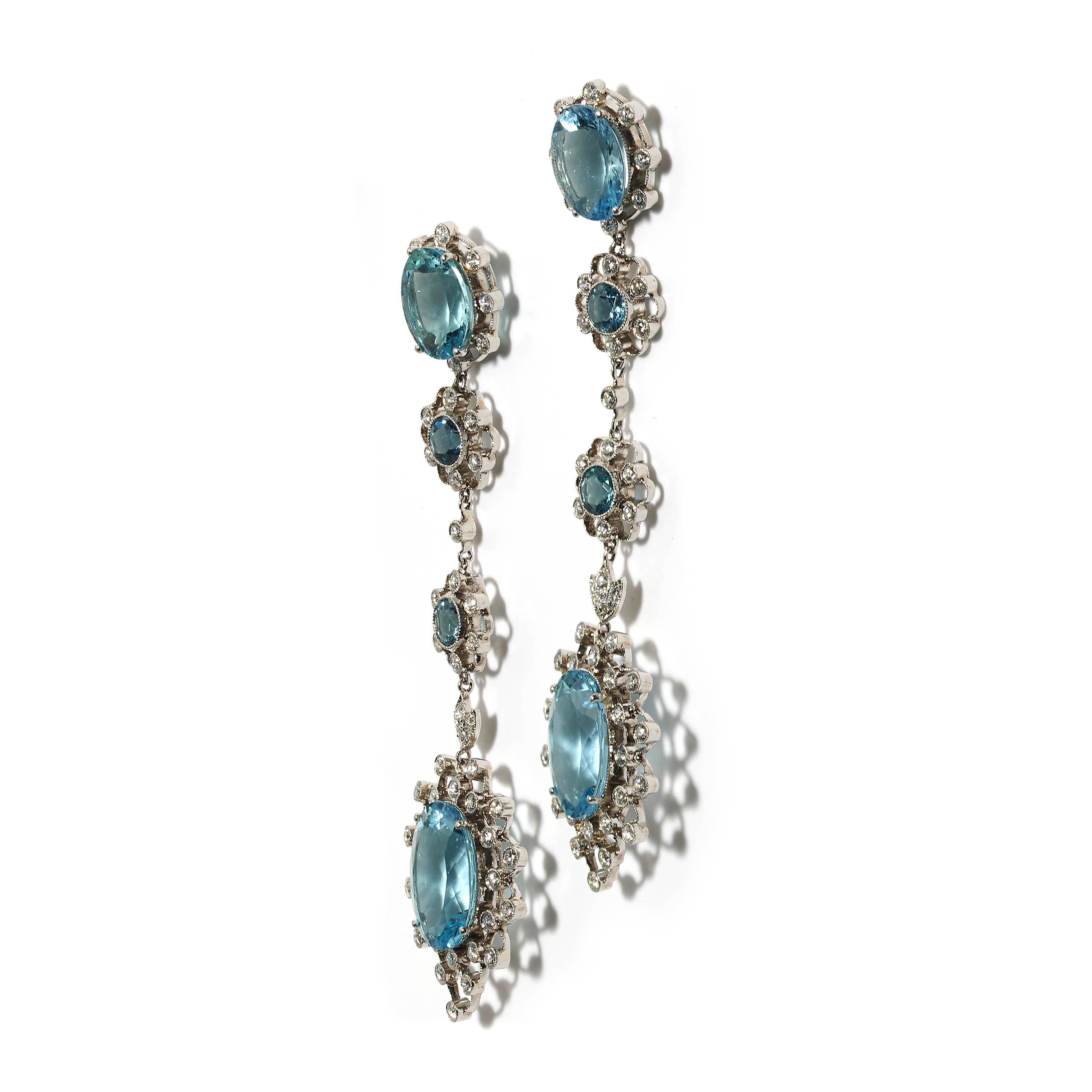 Una coppia moderna di orecchini a goccia composta da quattro sezioni separate di acquamarine e diamanti a grappolo, con un peso totale stimato di 17,37 carati di acquamarine rotonde e ovali e un peso totale stimato di 1,79 carati di diamanti rotondi