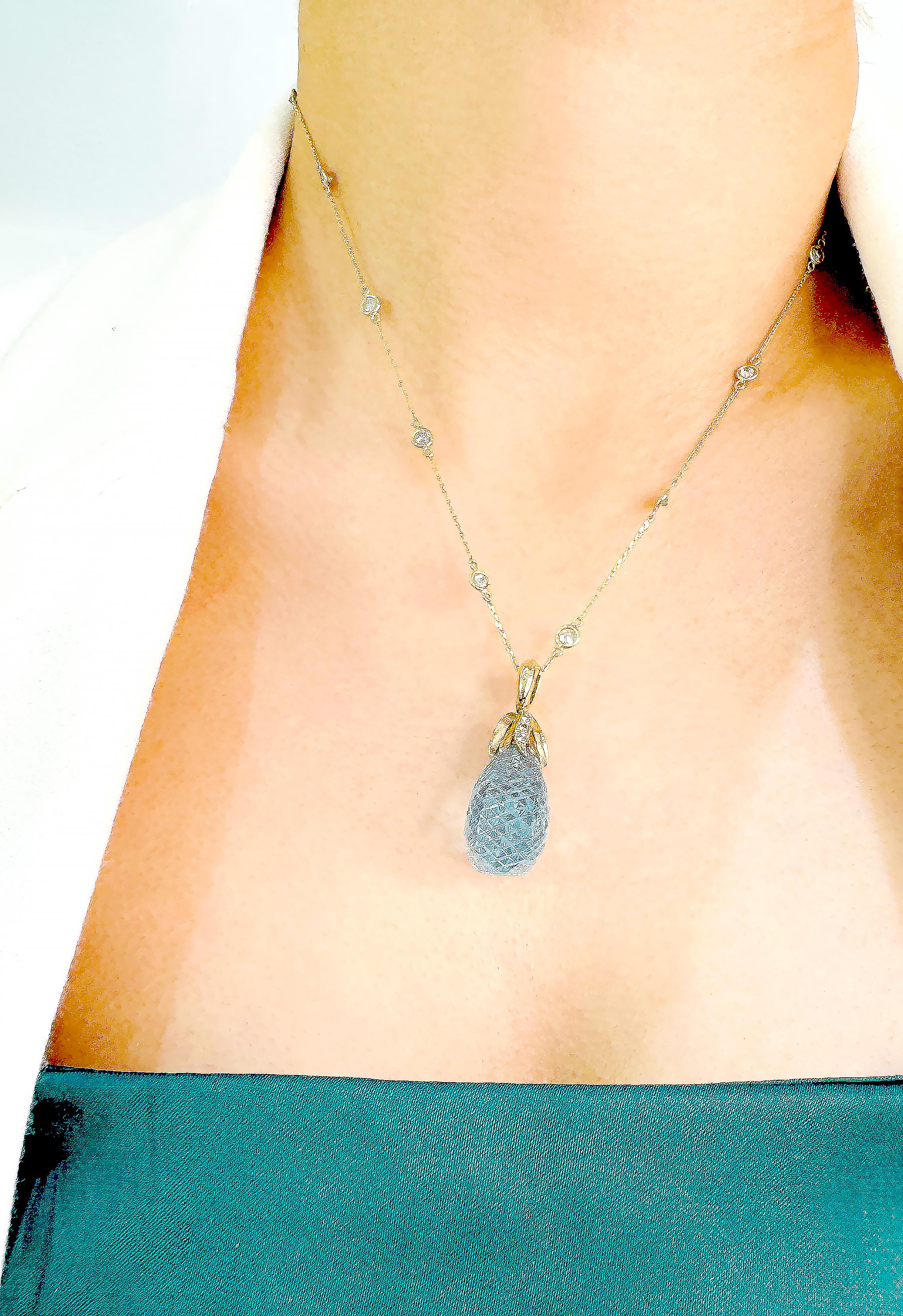 Pendentif aigue-marine et diamant sculpté en or jaune 18K Neuf - En vente à Coral Gables, FL