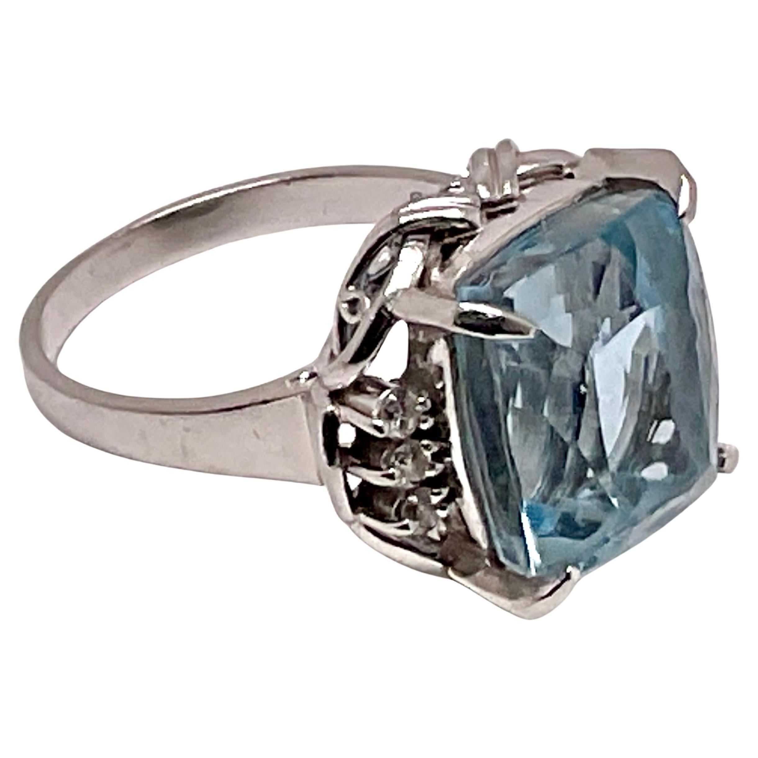 Anello cocktail con acquamarina e diamanti in platino