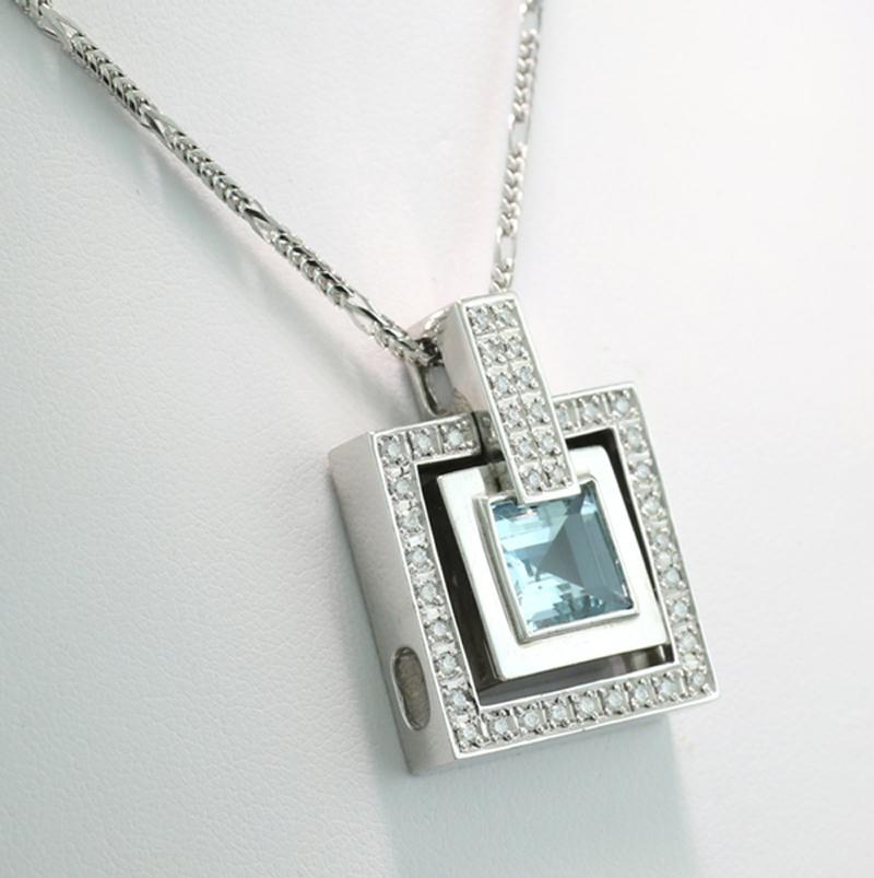 Contemporaneo Ciondolo convertibile con diamante e acquamarina con catena di 60 cm di lunghezza in oro bianco 18Kt in vendita