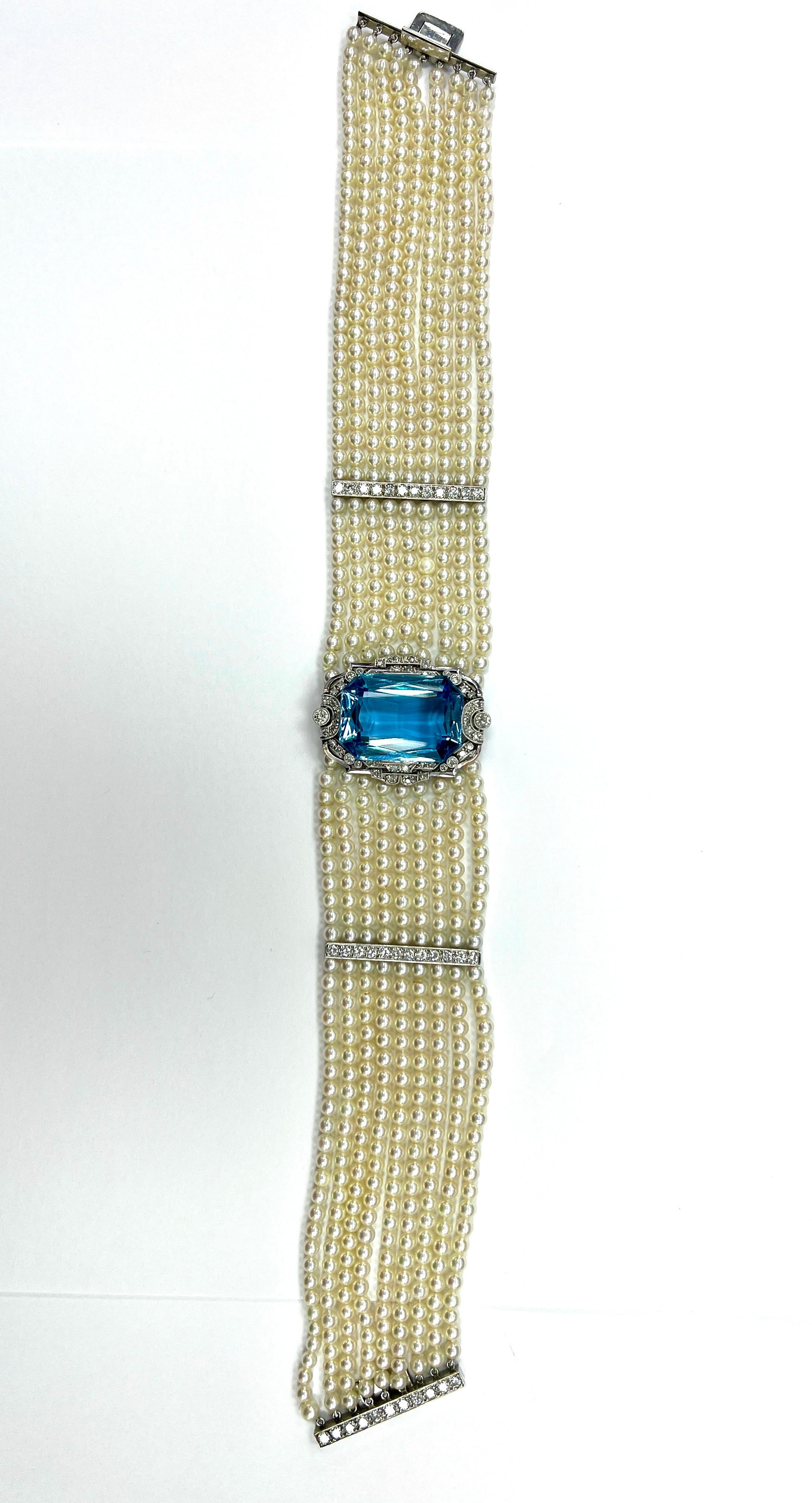 Collana girocollo in oro bianco con acquamarina, diamanti e perle coltivate.

Questo magnifico girocollo dell'epoca Art Deco è un capolavoro mozzafiato di raffinata eleganza e audace glamour. Caratterizzata da fili di luminose perle naturali e