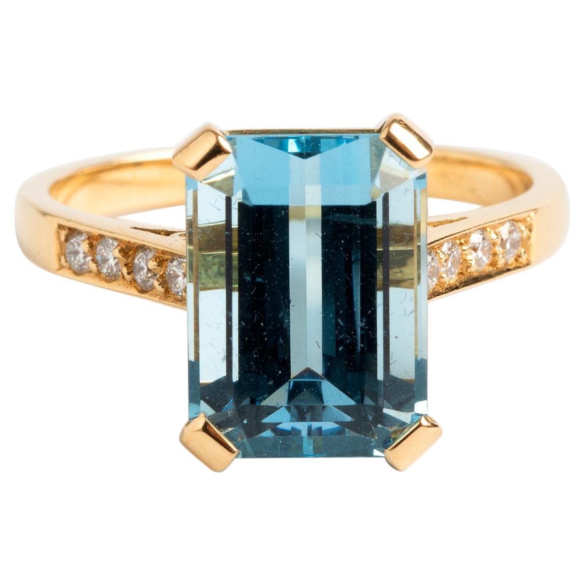 Aquamarine & Diamond Dress Ring, 4.3 Carat, a Pretty and Elegant Piece For Sale